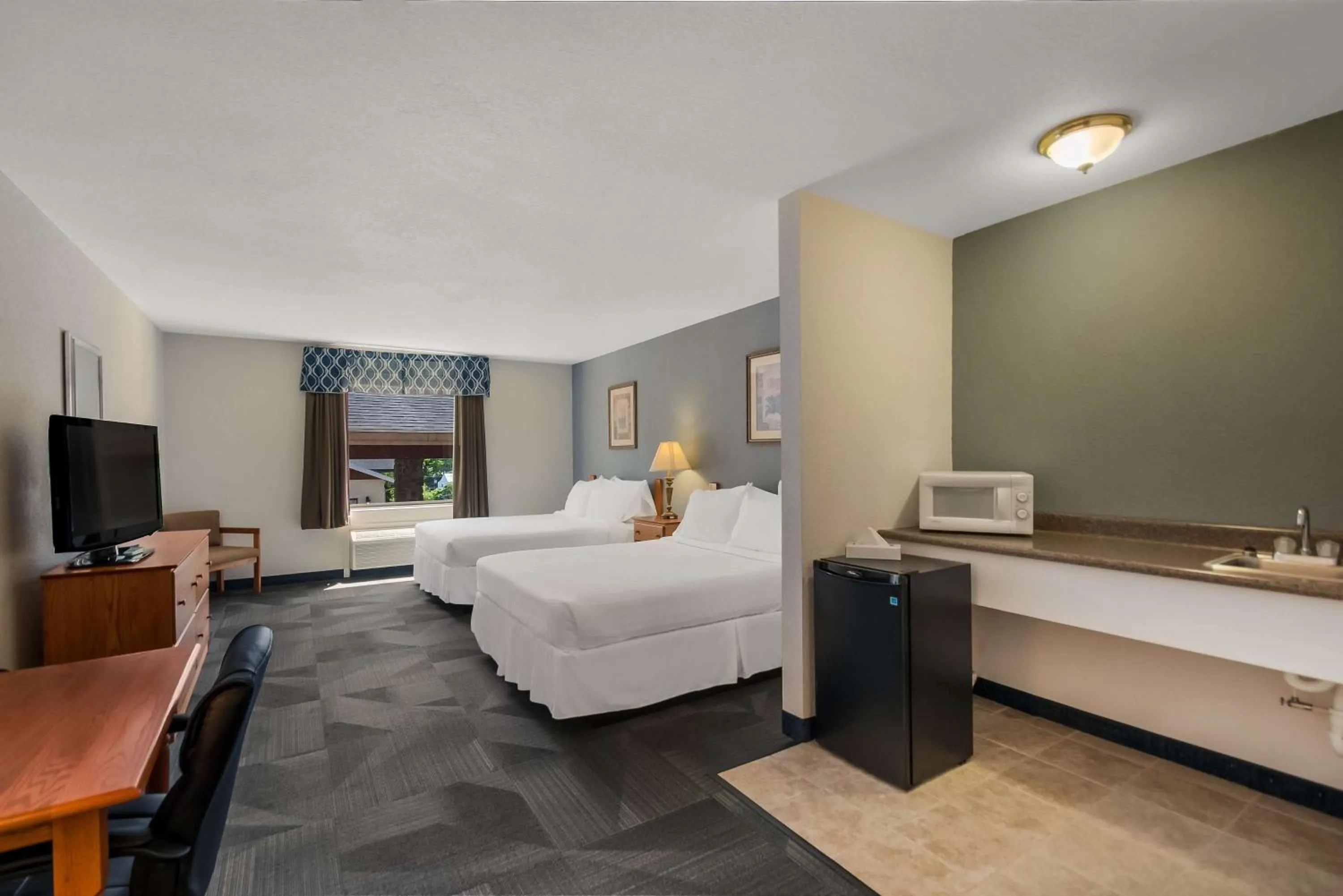 Queen Suite with Queen Beds in SureStay Plus Hotel by Best Western Berkeley Springs