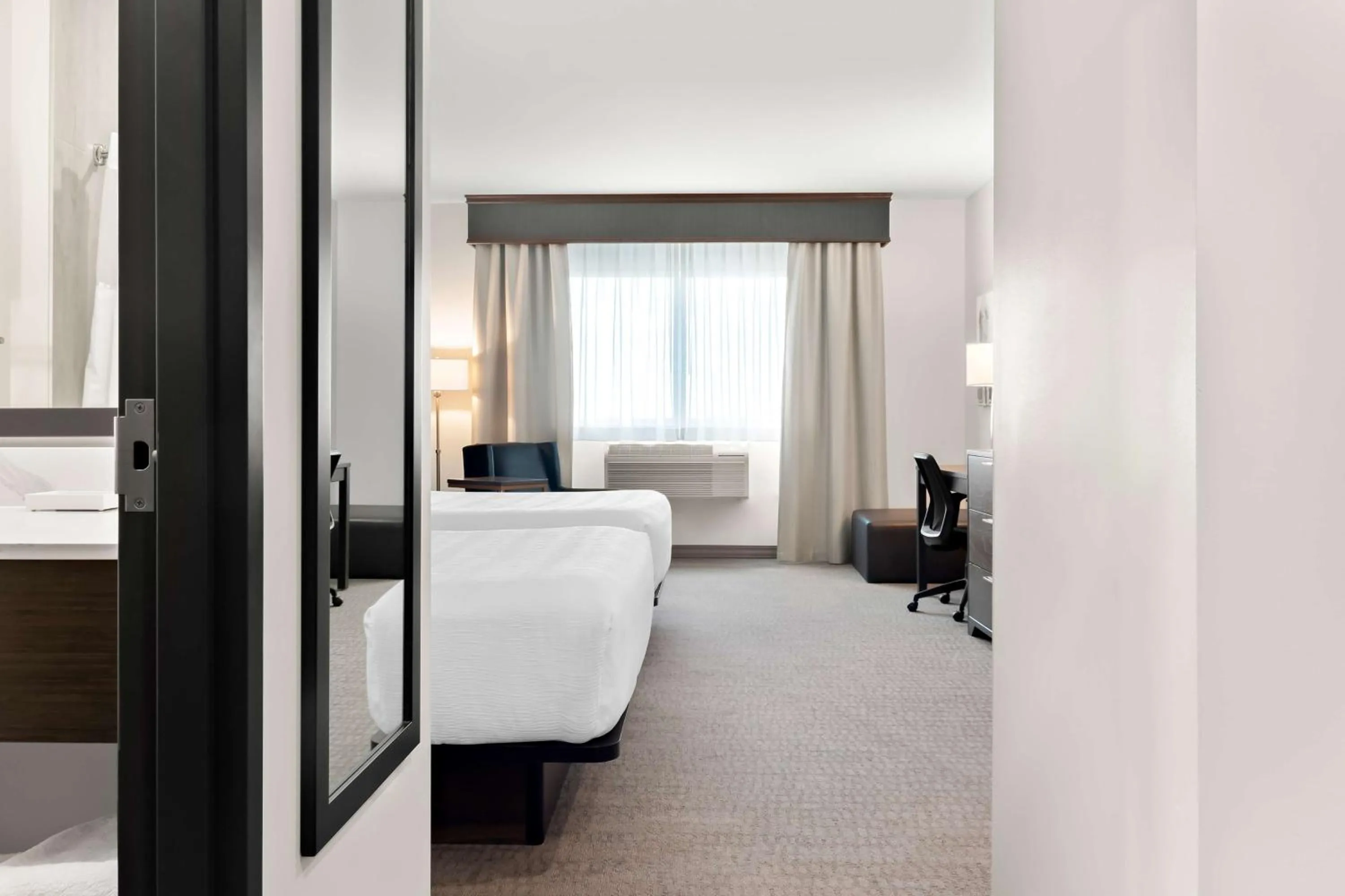 Queen Suite with Two Queen Beds and Bath Tub - Disability Access in Best Western Plus Morden