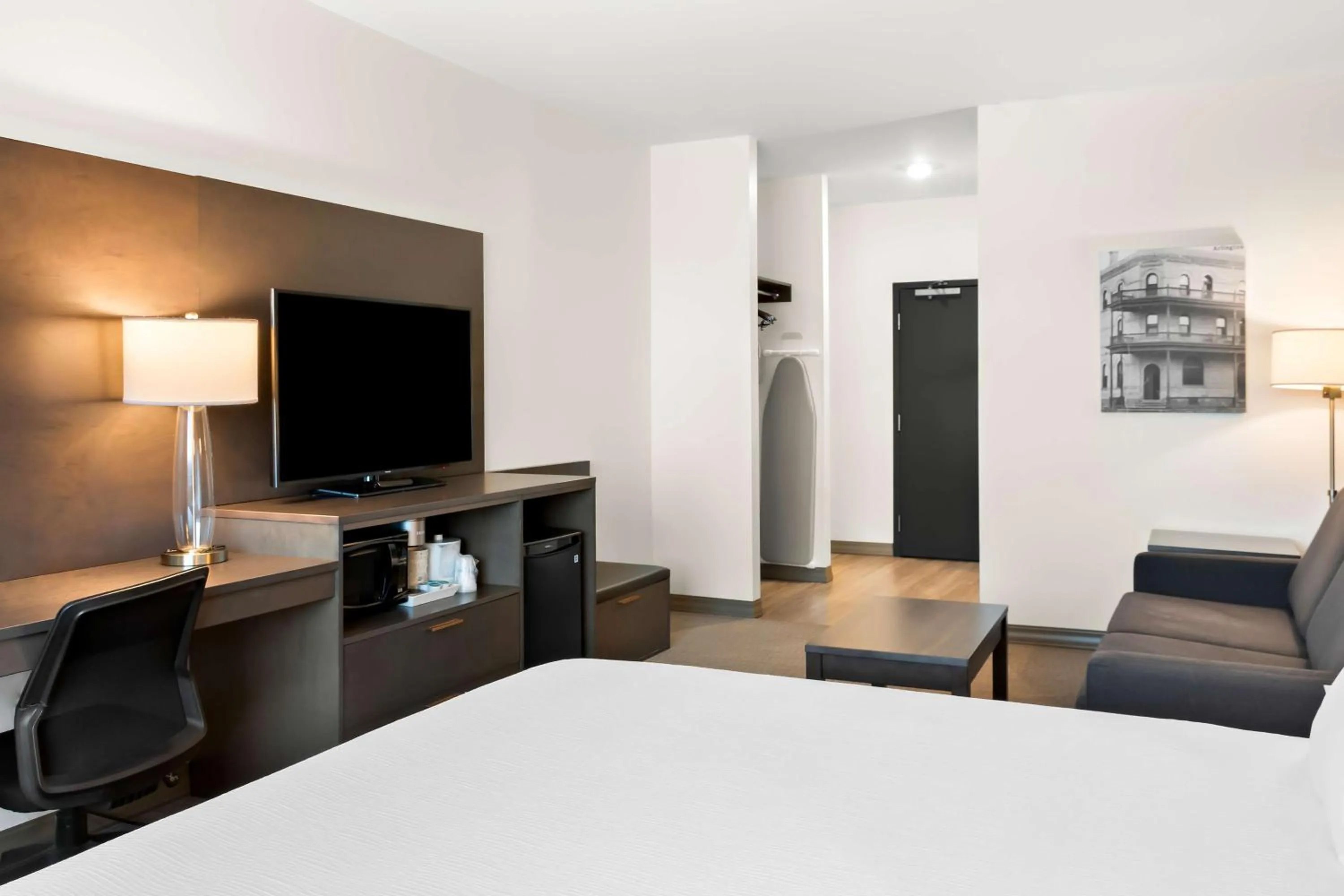 King Room with Shower Only in Best Western Plus Morden