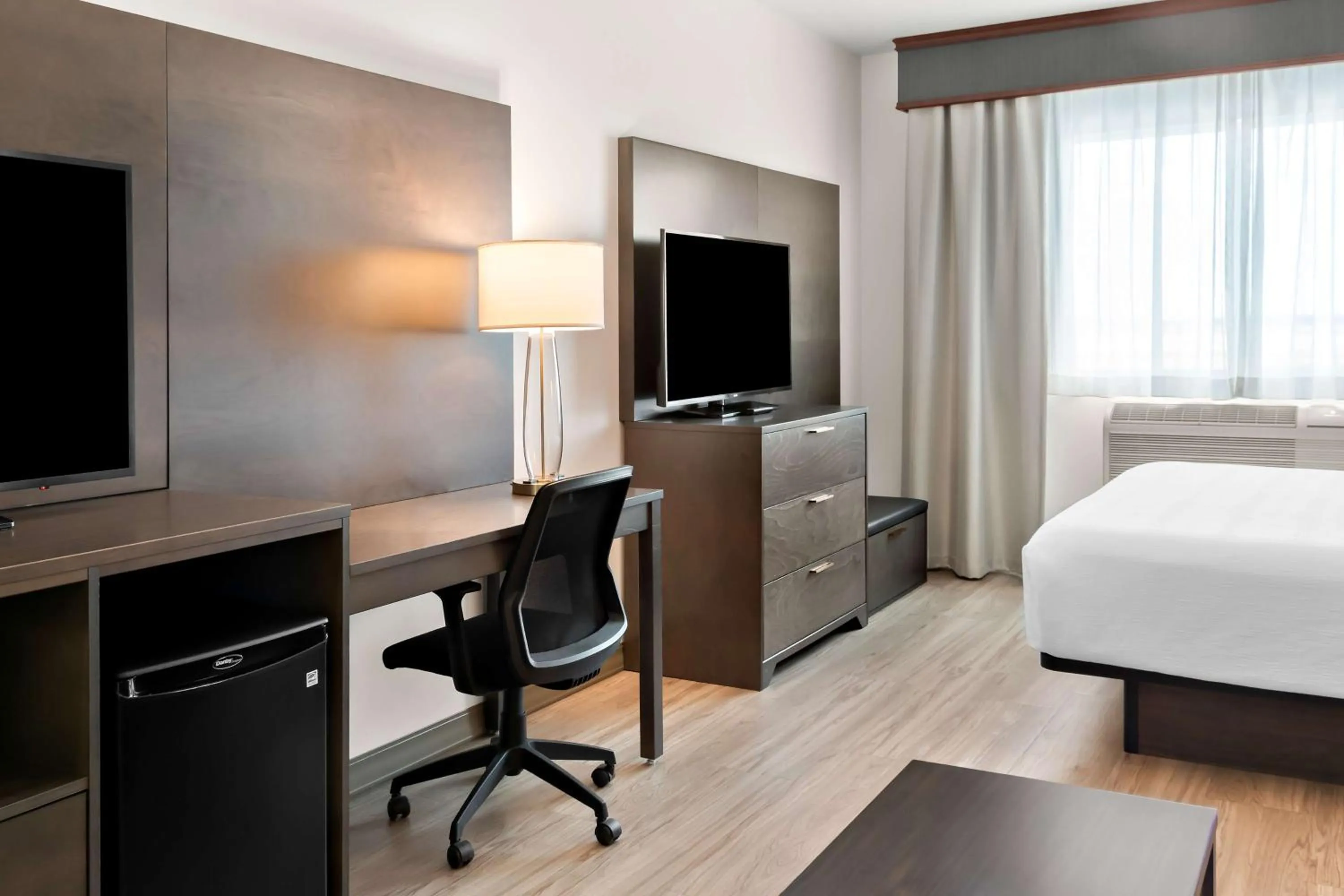 King Suite with Roll-In Shower - Disability/Non-Smoking in Best Western Plus Morden