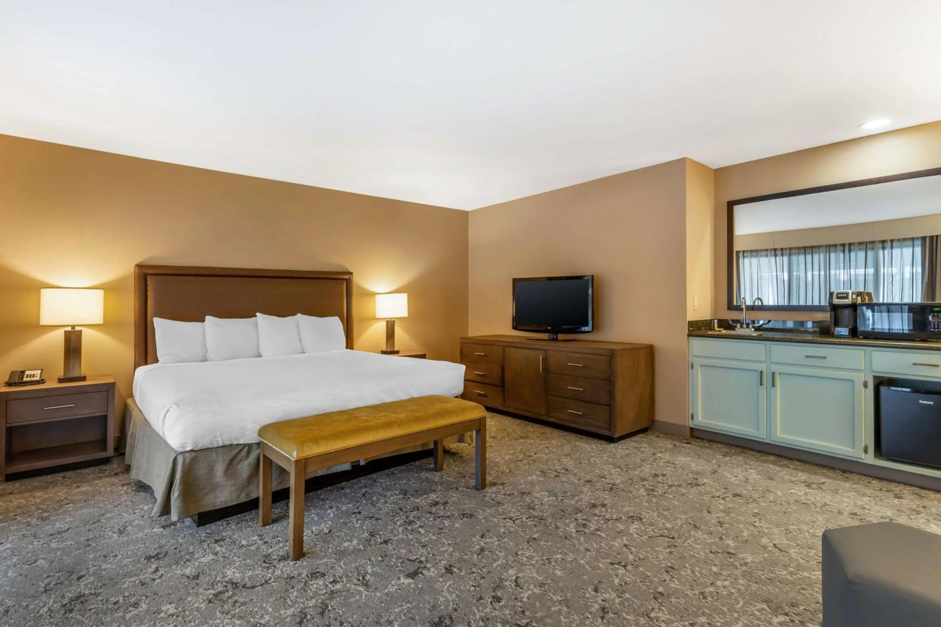 King Suite in Best Western Plus Inn Scotts Valley