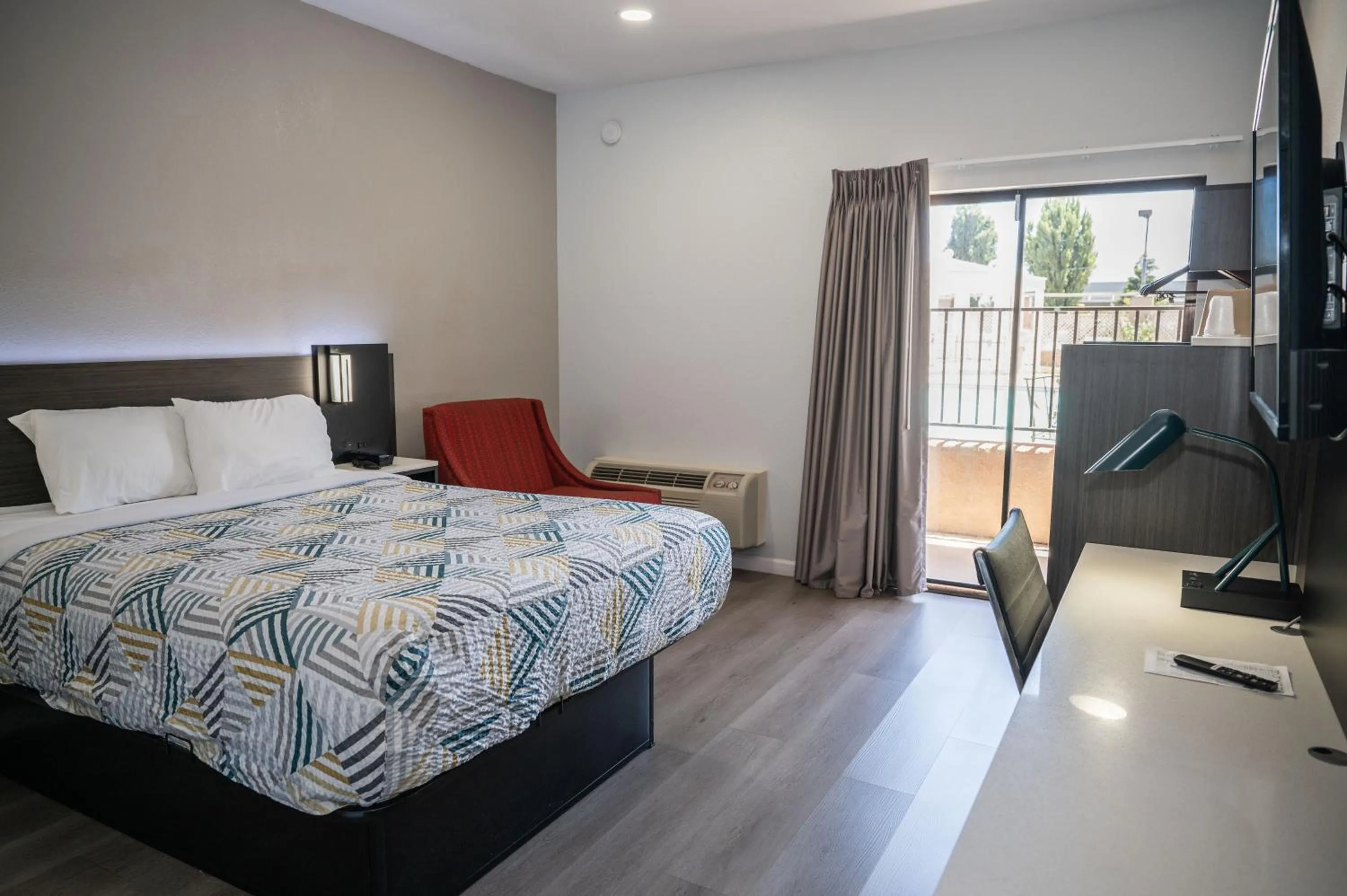 Standard Queen Room - Non-Smoking in Motel 6 Soledad, CA