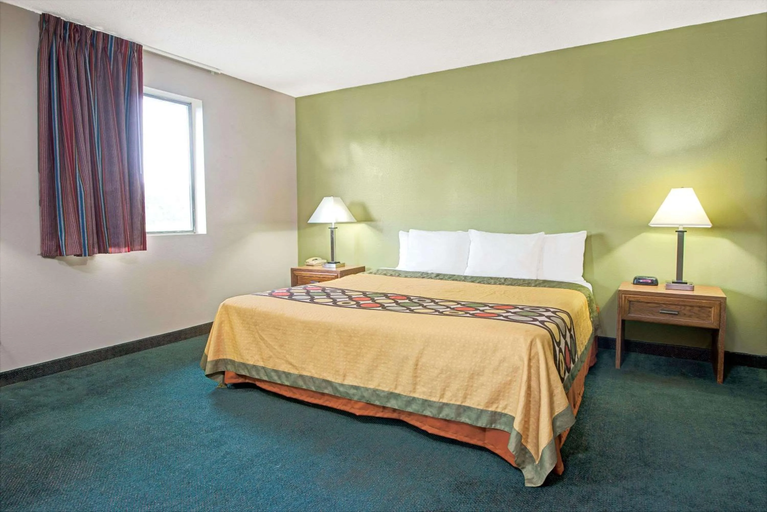 King Suite- Non-Smoking in Super 8 by Wyndham Eureka/Six Flags Nearby