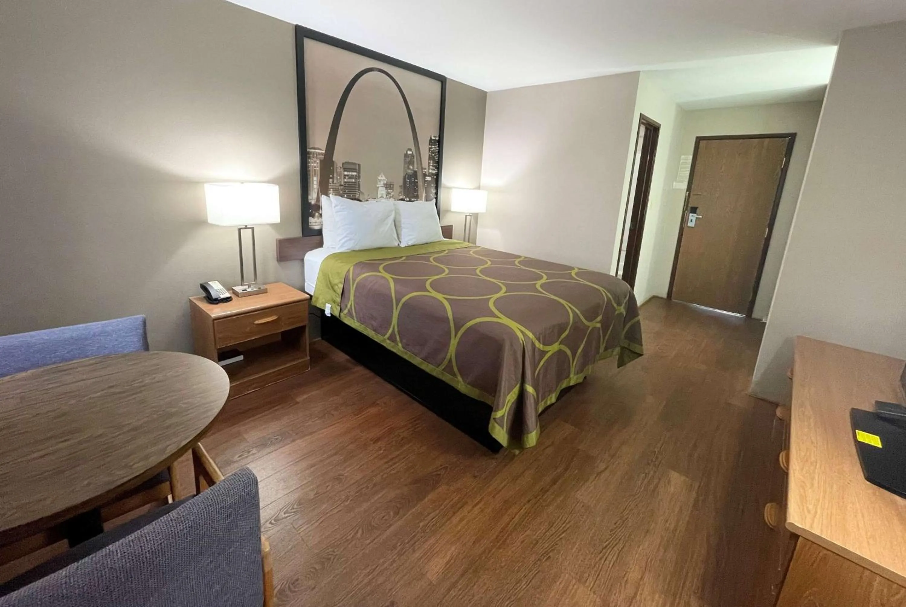 Queen Room - Non-Smoking in Super 8 by Wyndham Eureka/Six Flags Nearby