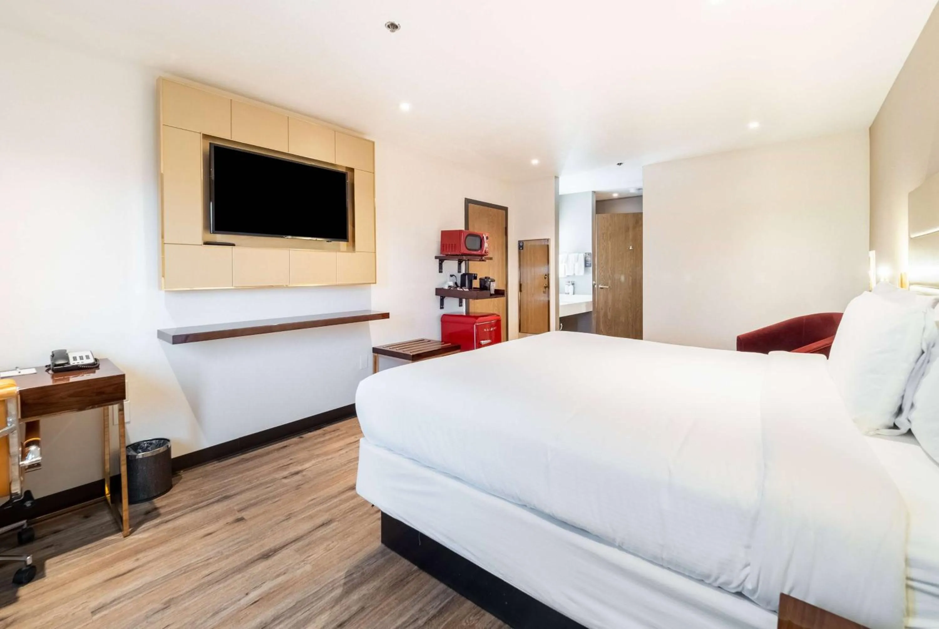 King Suite with Hot Tub - Non-Smoking in Baymont by Wyndham Anderson