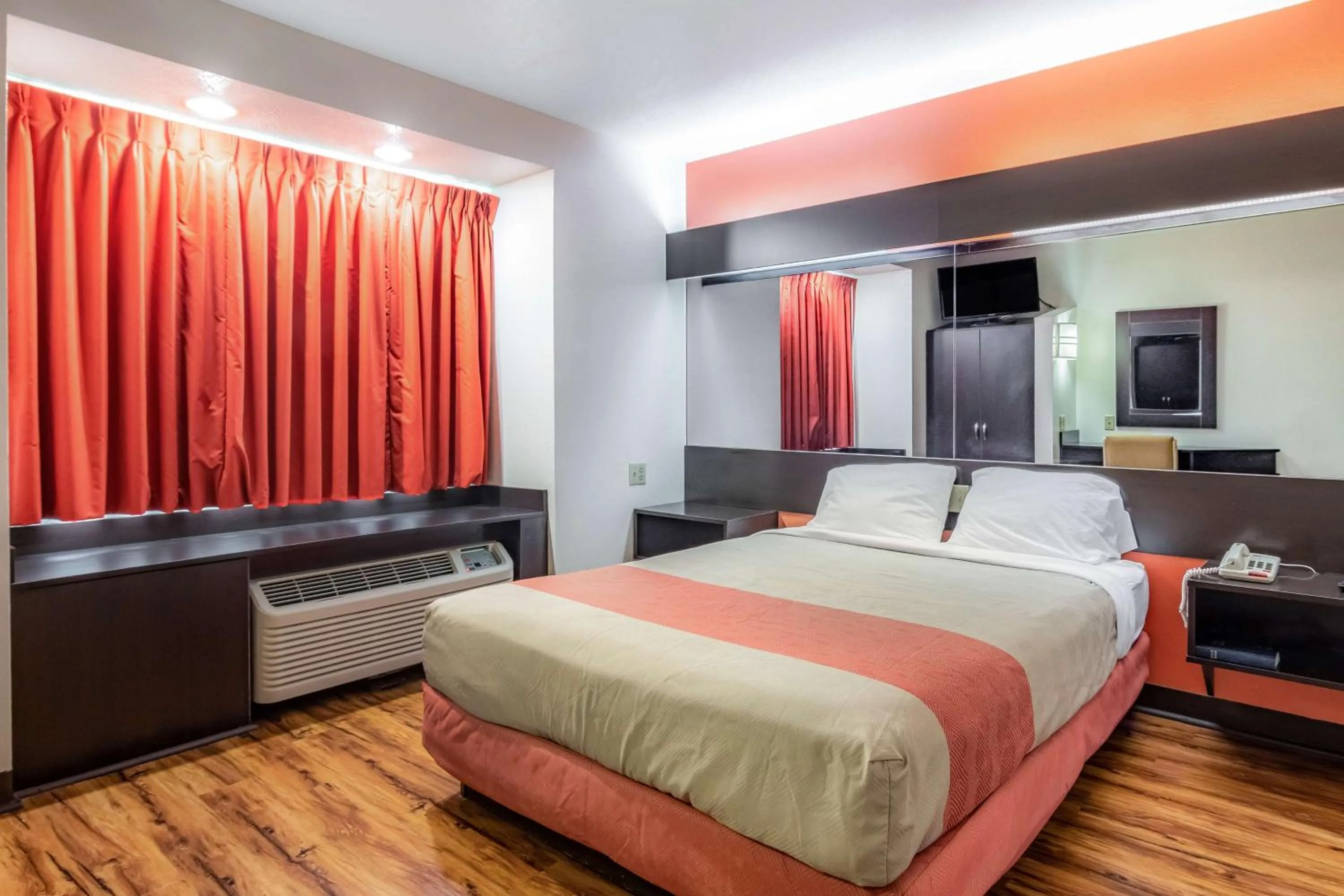 Queen Room - Disability Access in Motel 6 Chattanooga Downtown