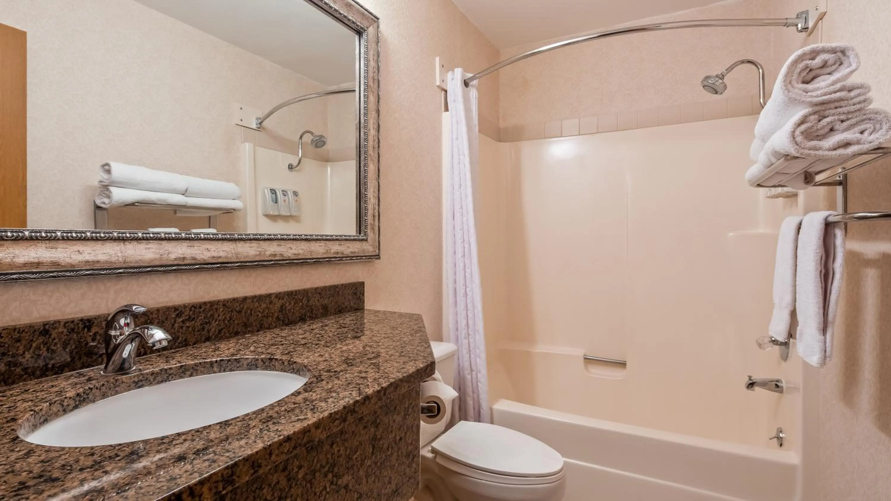 Queen Room with Bathtub - Disability Access in RiverTree Inn & Suites