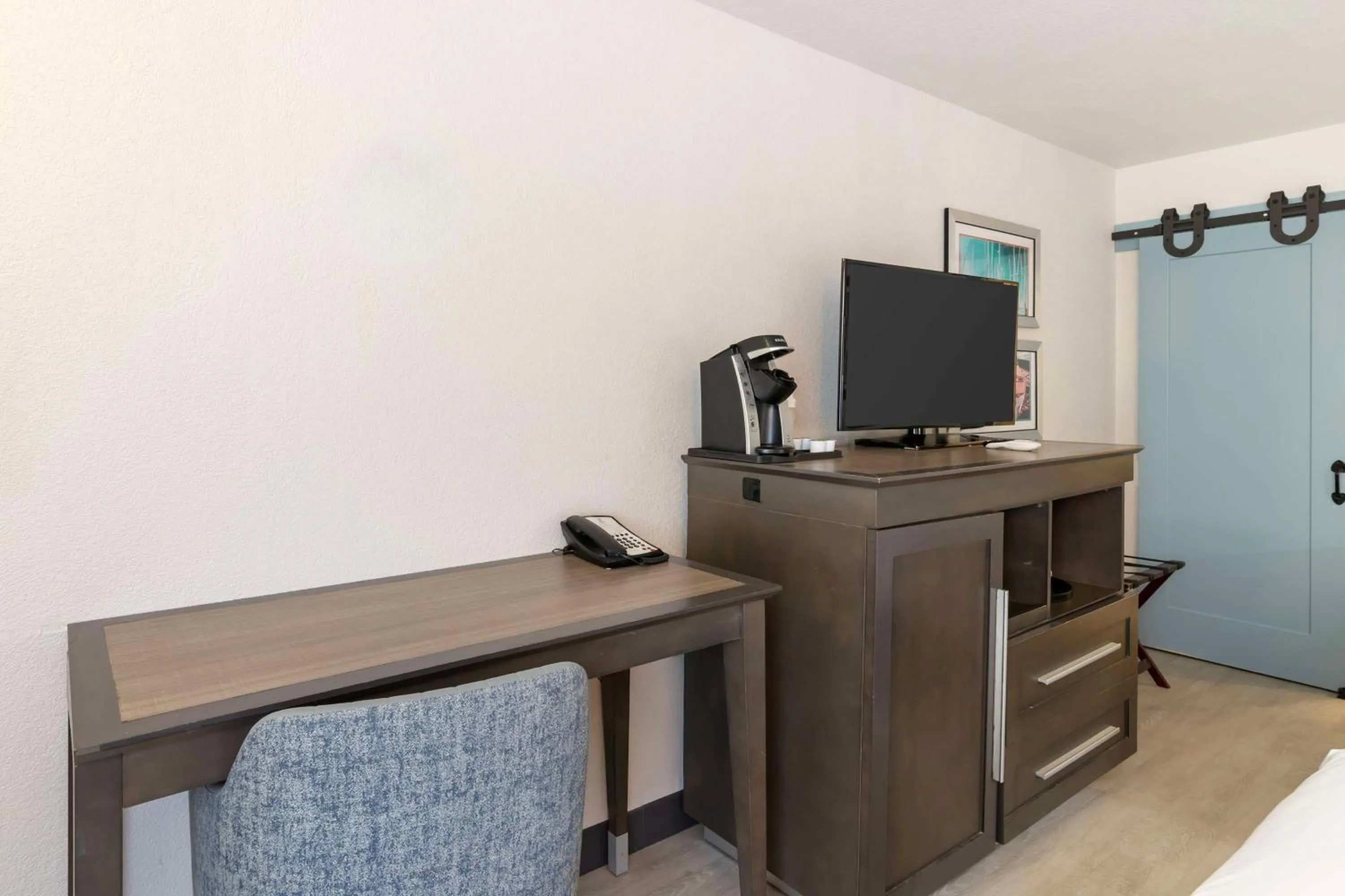 Queen Room with Two Queen Beds - Pool View in Best Western Plus St. Simons