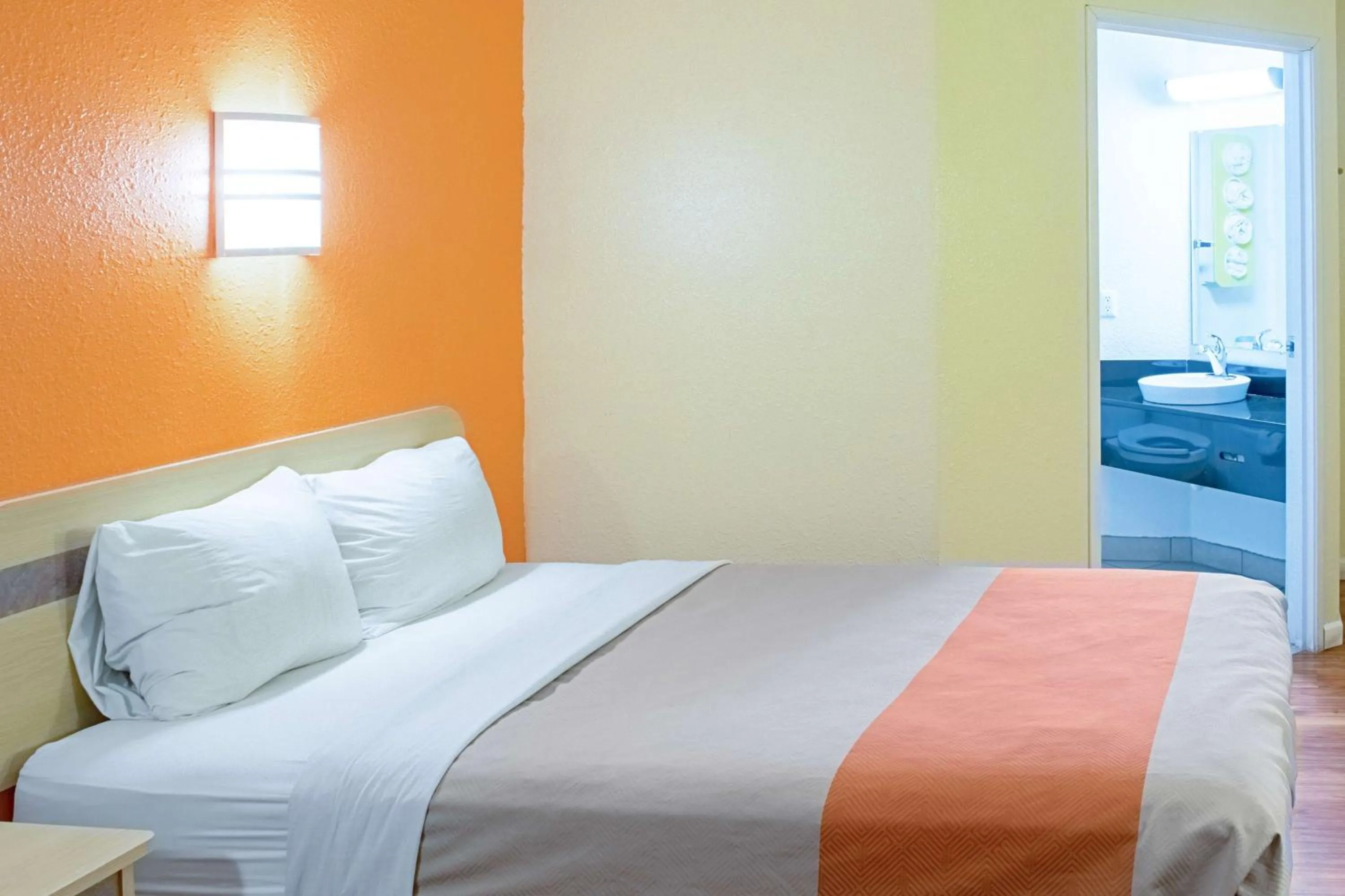 Queen Room - single occupancy - Disability Access - Non-Smoking in Motel 6-Seymour, IN - North