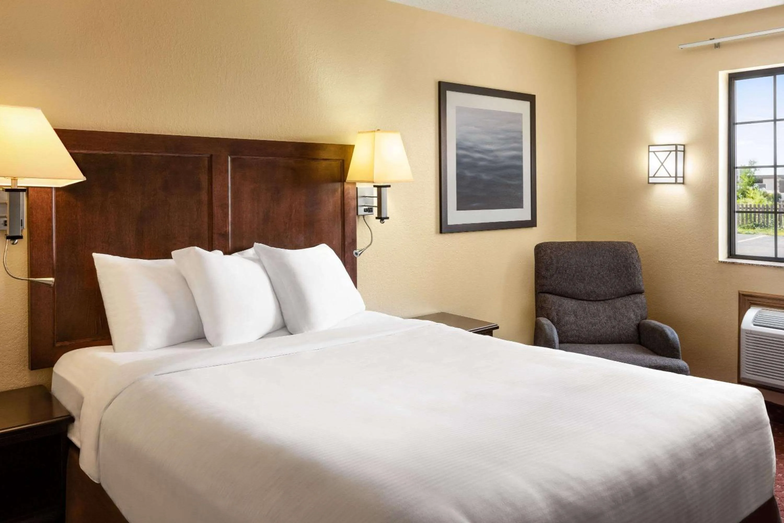 Queen Room - Disability Access/Non-Smoking in Baymont by Wyndham Cedar Rapids