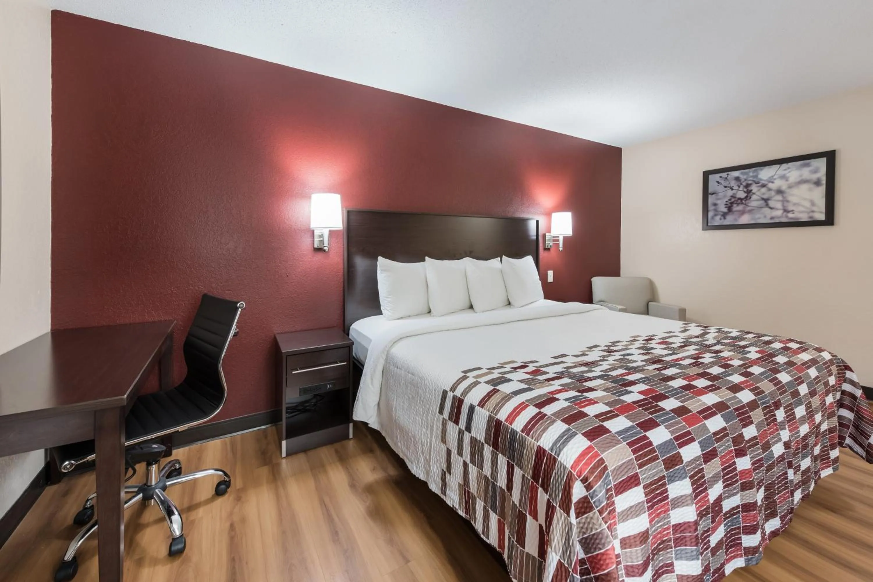Deluxe Room with One Queen Bed Smoke Free in Red Roof Inn Findlay