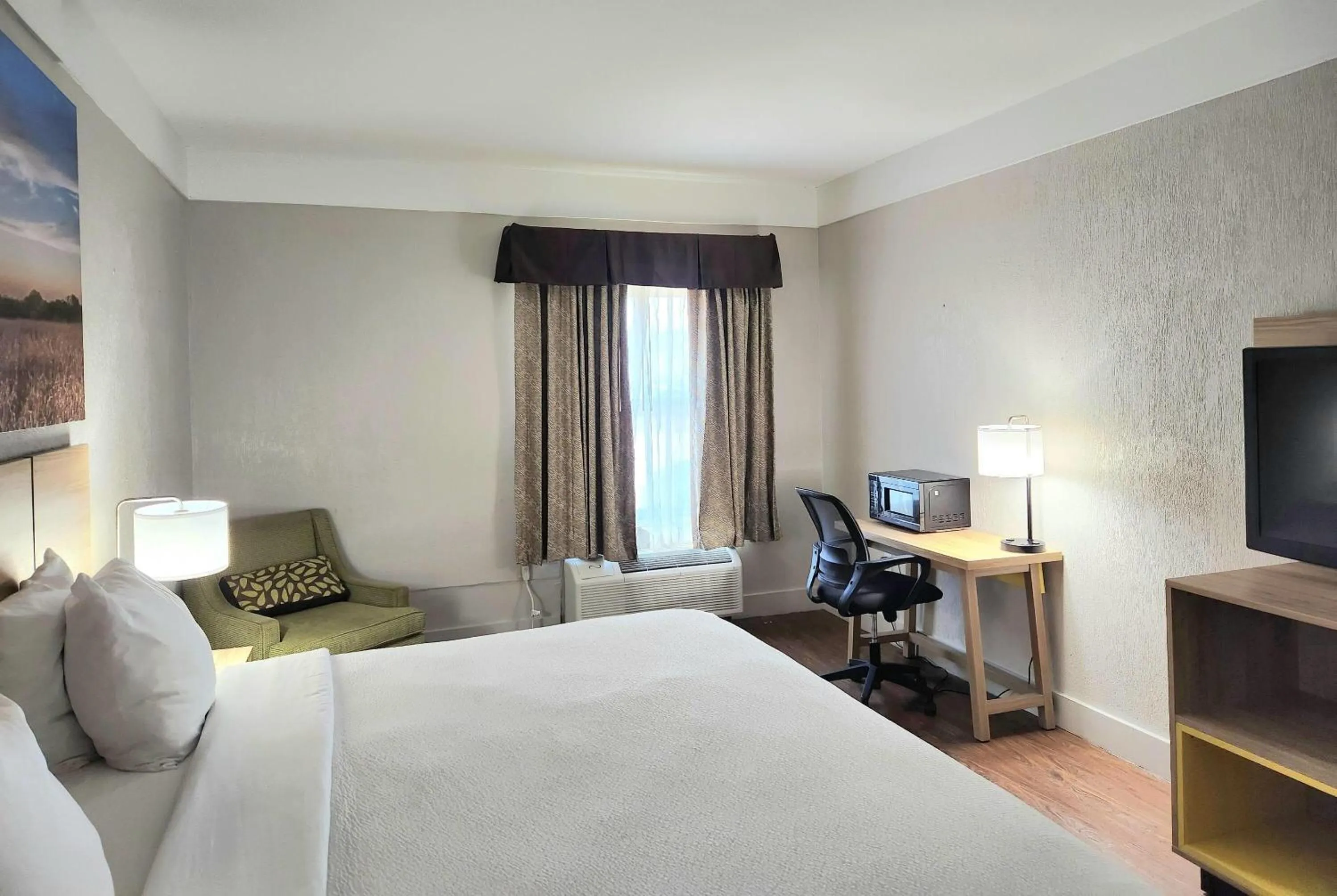 King Room - Non-Smoking in Days Inn by Wyndham Denham Springs-Baton Rouge East