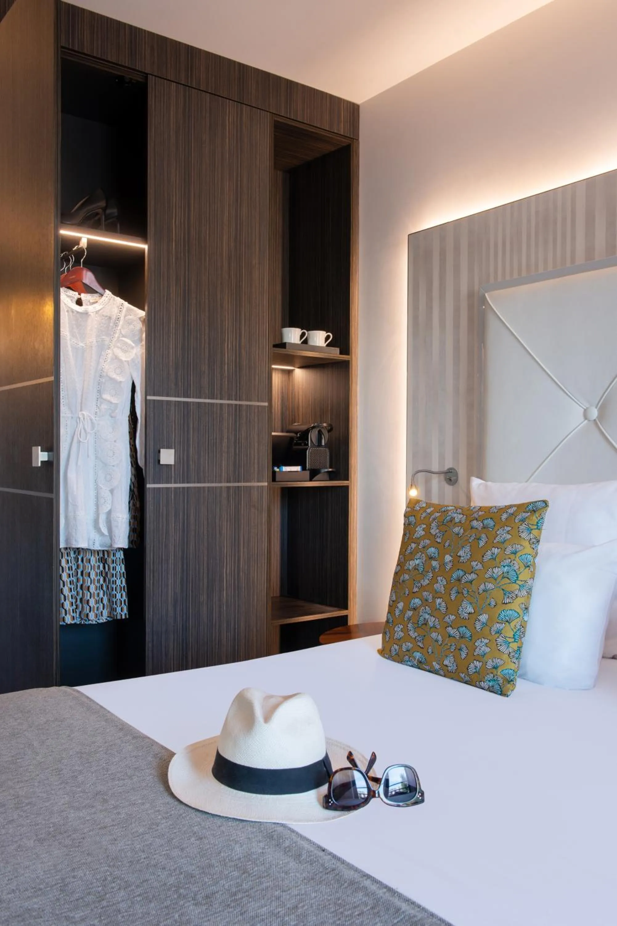 Double or Twin Room courtyard view or street view in Le Parisis - Paris Tour Eiffel