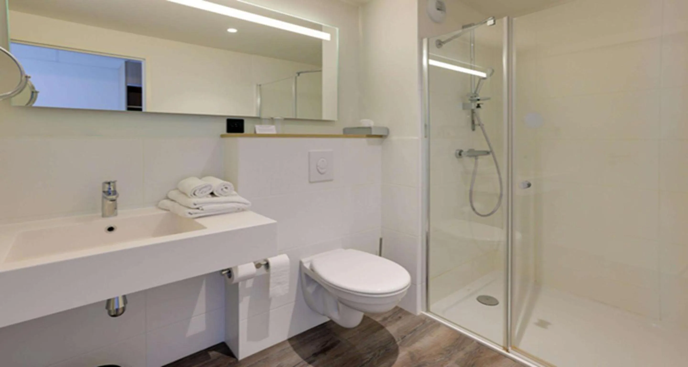 King Suite with Sofa Bed - Non-Smoking in Best Western Armor Park Dinan et Spa