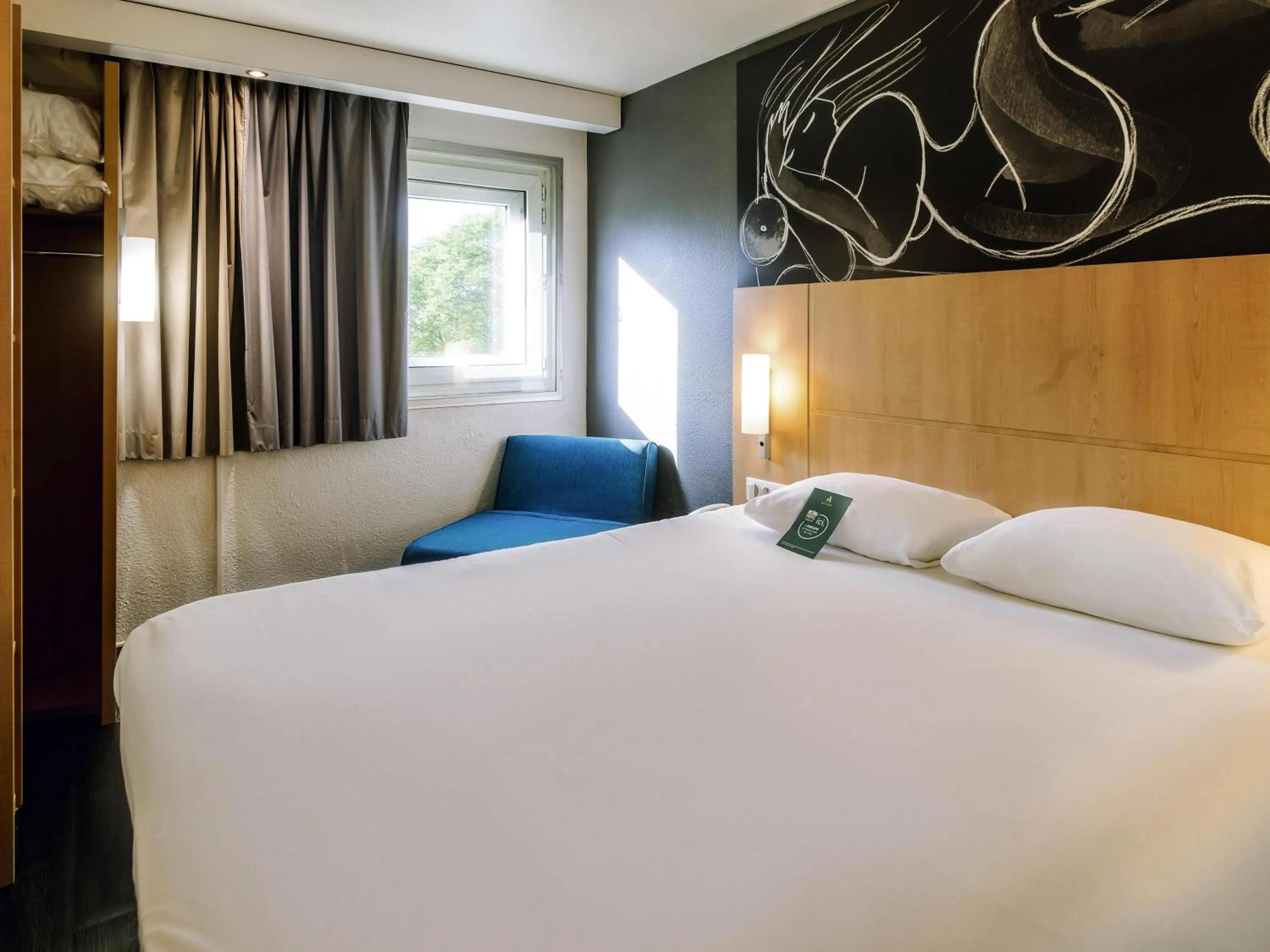 Standard Triple Room in ibis Avignon Centre Gare