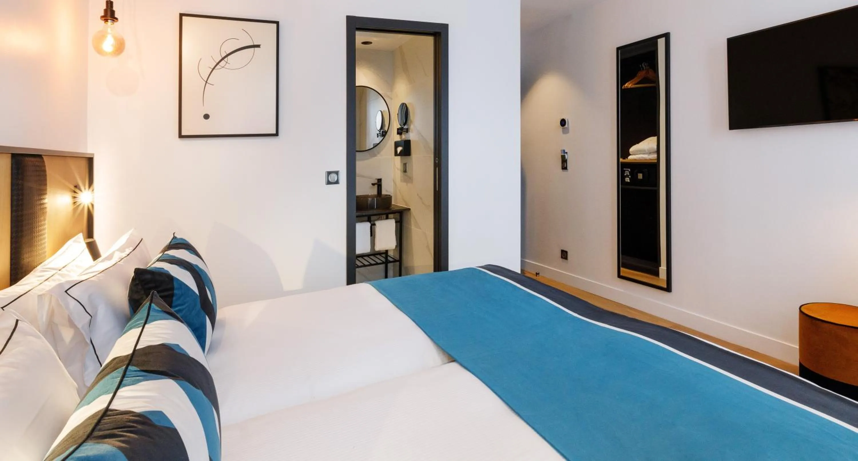 Bed in Star Champs-Elysées