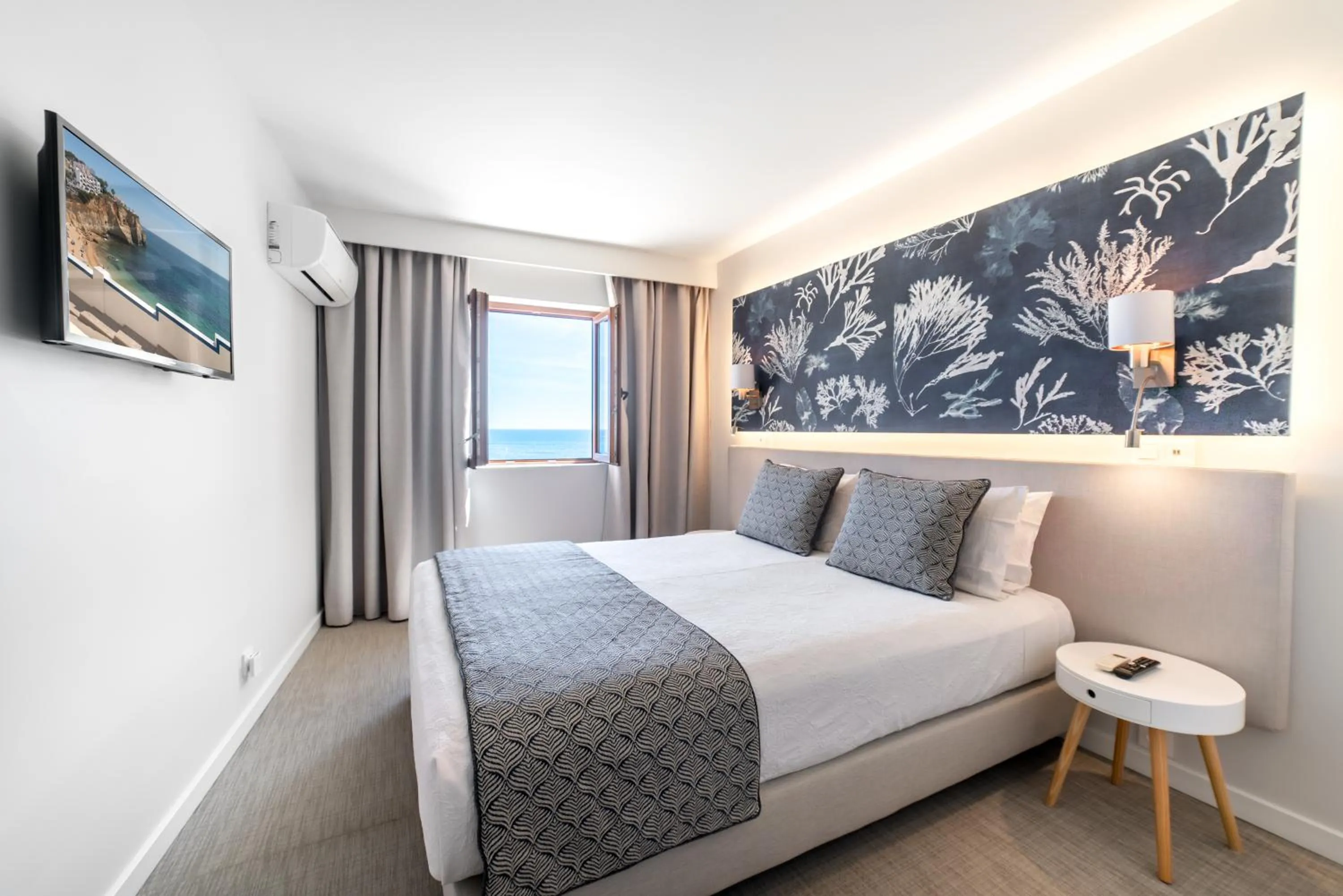 Family Room with Terrace and Sea View in Castelo Guest House