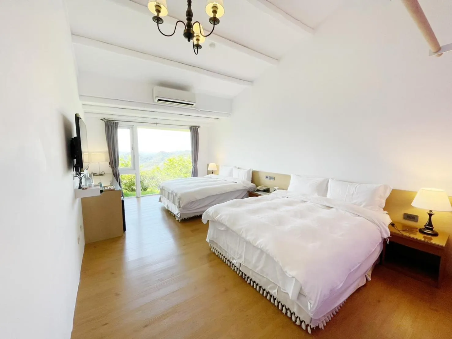 Deluxe Quadruple Room with Mountain View in Alishan Tea Garden B&B