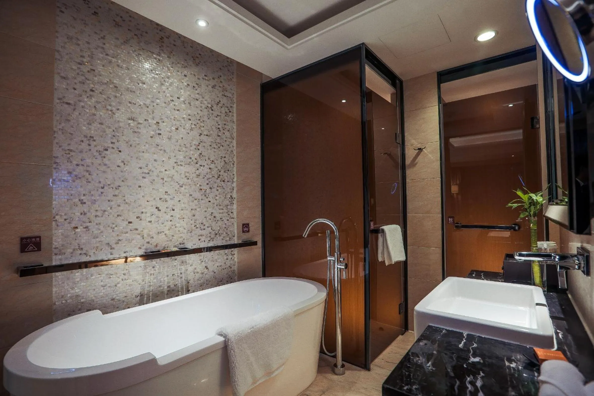 Standard King Room with River View in Crowne Plaza Hotel Lanzhou by IHG