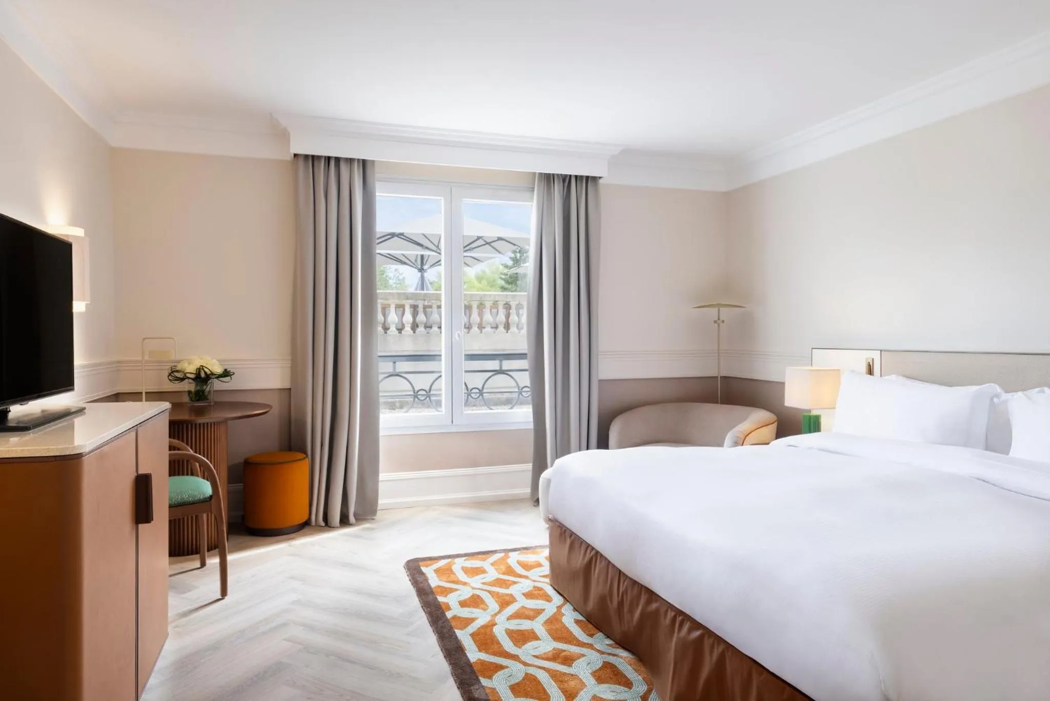 Premium Queen Room in InterContinental Hotels Chantilly Chateau Mont Royal by IHG
