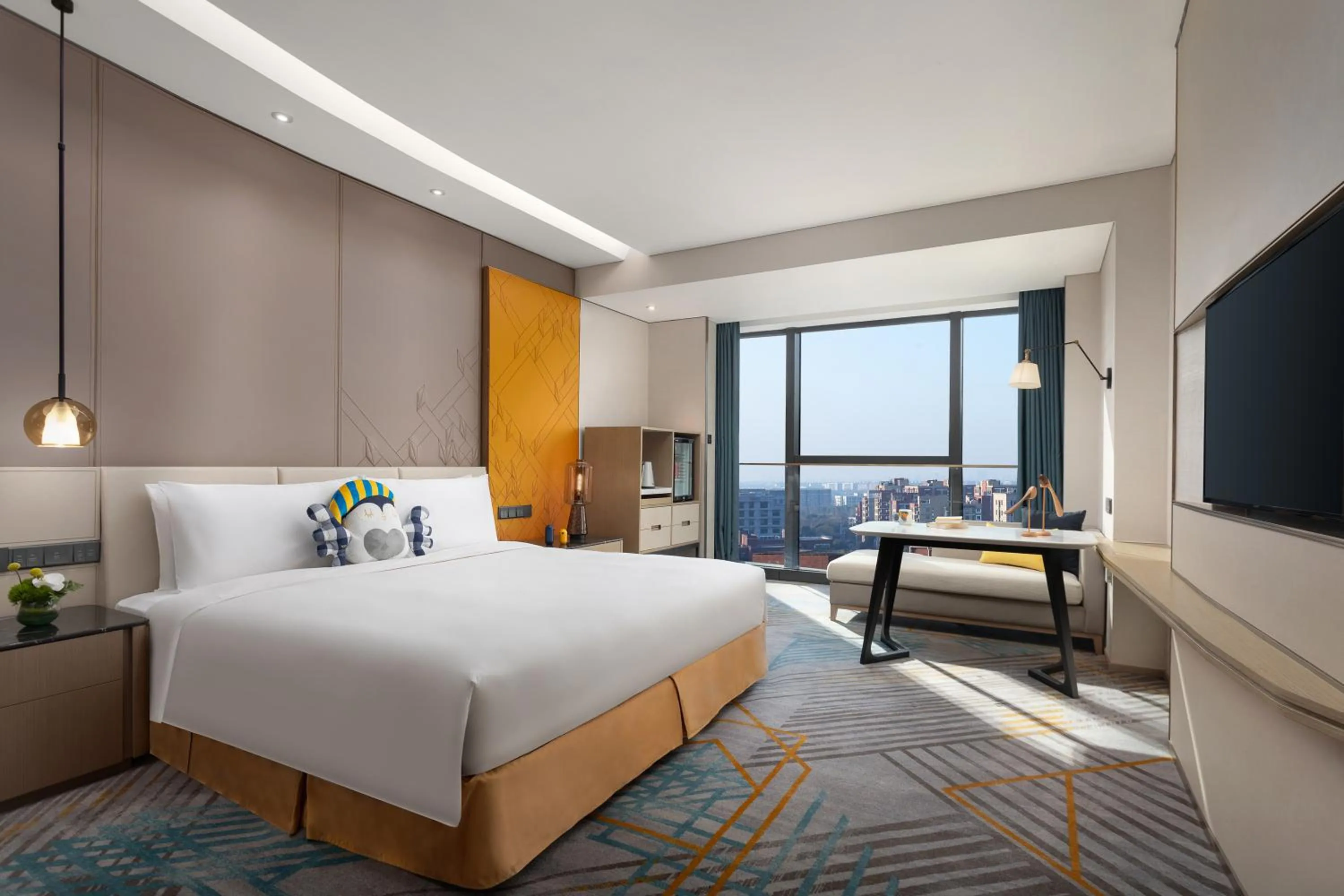 Standard King Room with Lounge Access in voco Shanghai Hongqiao Hub by IHG - 20 Mins drive to Shanghai Hongqiao Int'l Airport And NECC