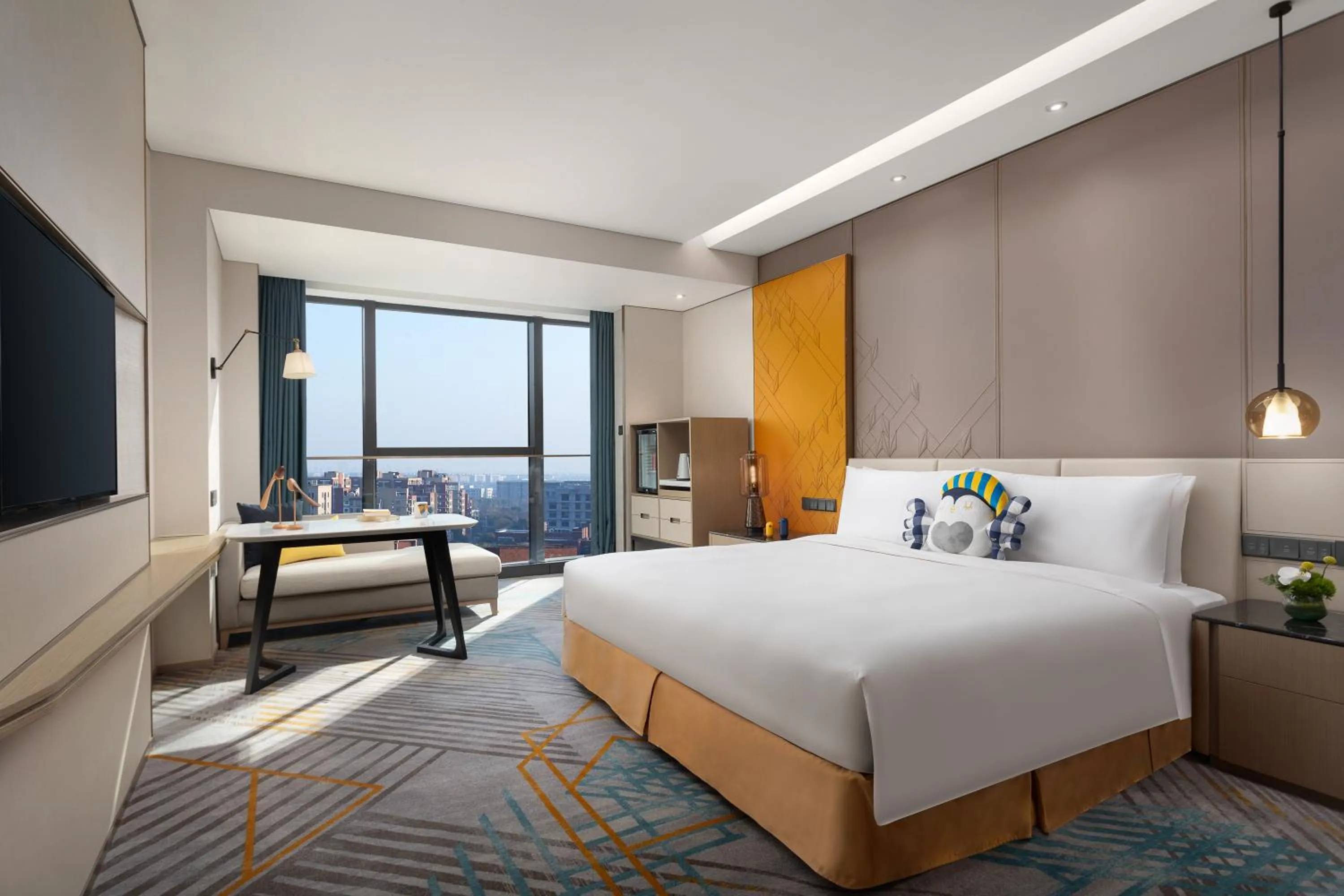 Standard King Room - High Floor in voco Shanghai Hongqiao Hub by IHG - 20 Mins drive to Shanghai Hongqiao Int'l Airport And NECC