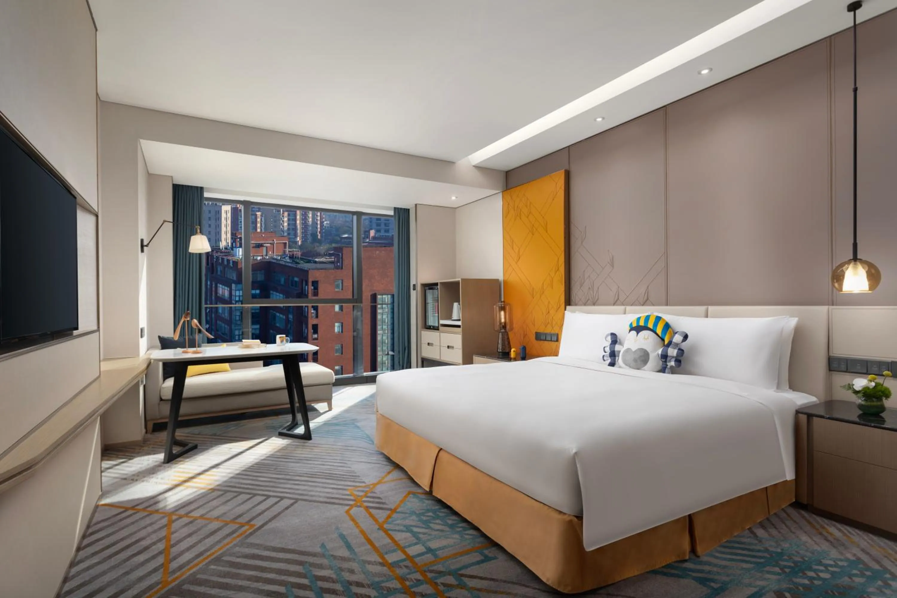 Standard King Room in voco Shanghai Hongqiao Hub by IHG - 20 Mins drive to Shanghai Hongqiao Int'l Airport And NECC