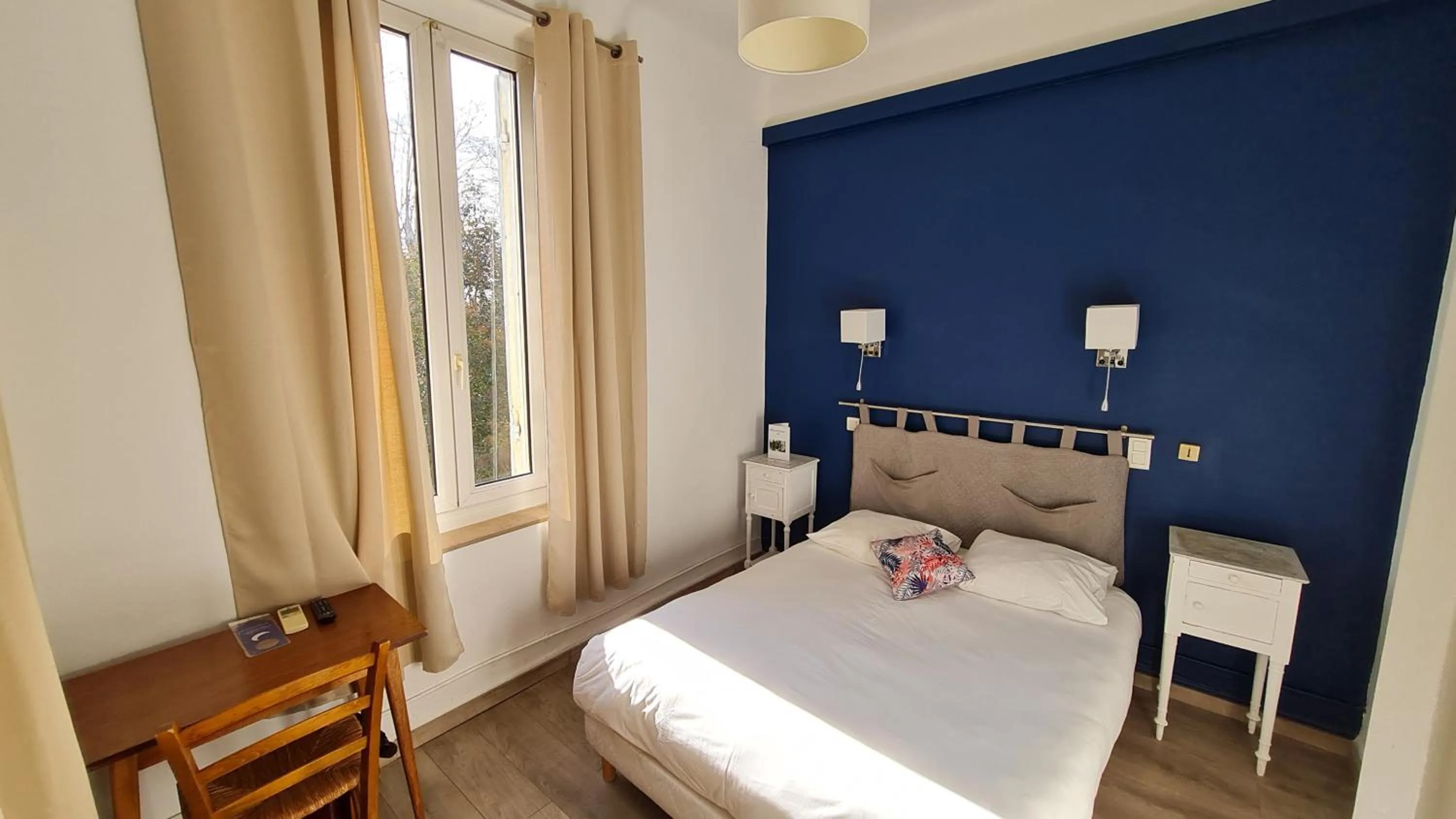 Double Room with Shower in Hôtel Constantin
