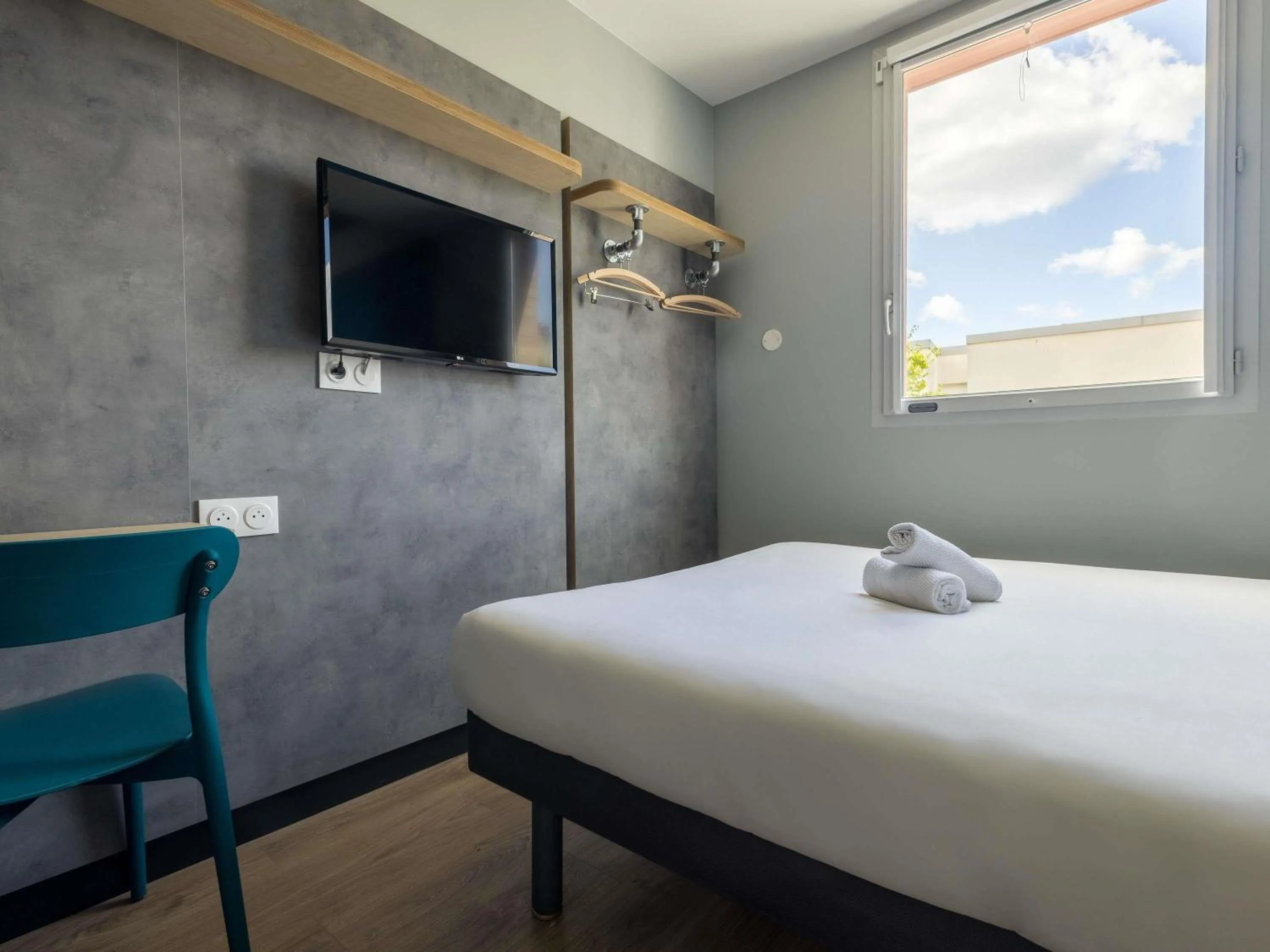 Room with One Queen Bed and One Bunk Bed in ibis budget Nanterre la Defense