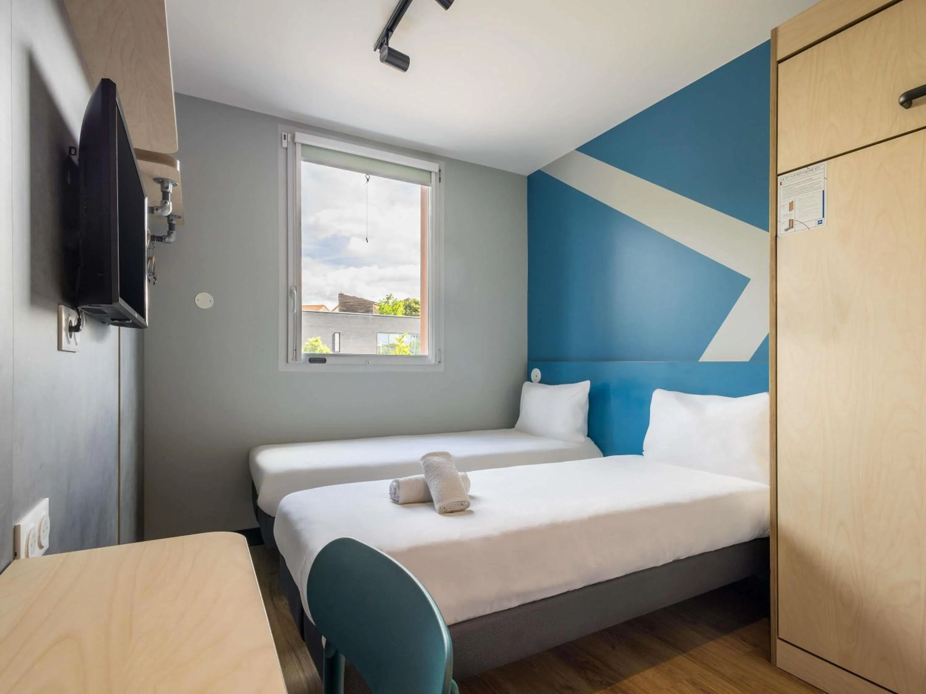 Triple Room with Two Single Beds and One Bunk Bed in ibis budget Nanterre la Defense