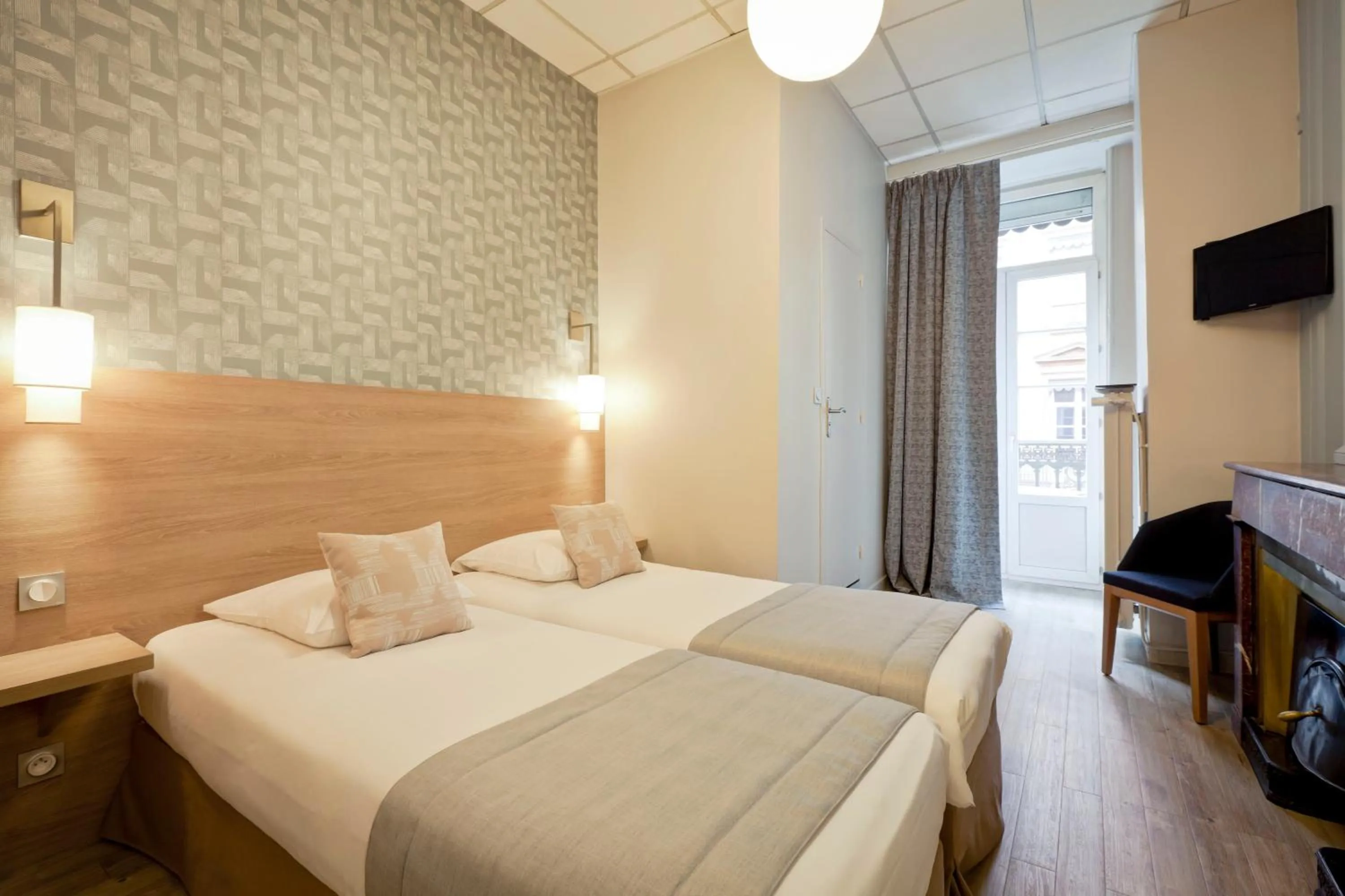 Double or Twin Room with Balcony in Hôtel du Dauphin
