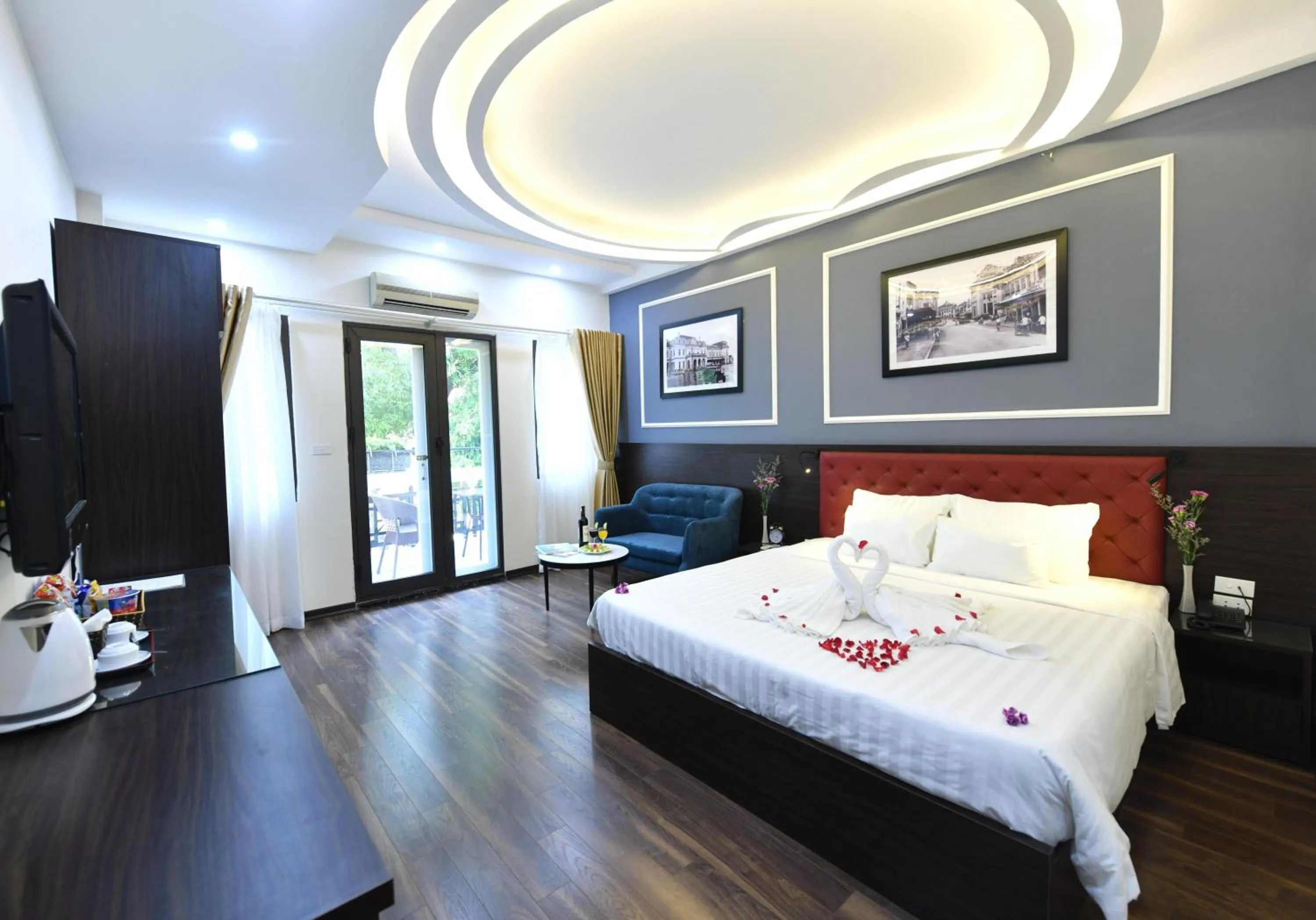 Junior Suite with Balcony in Hanoi Elpis Grand Hotel