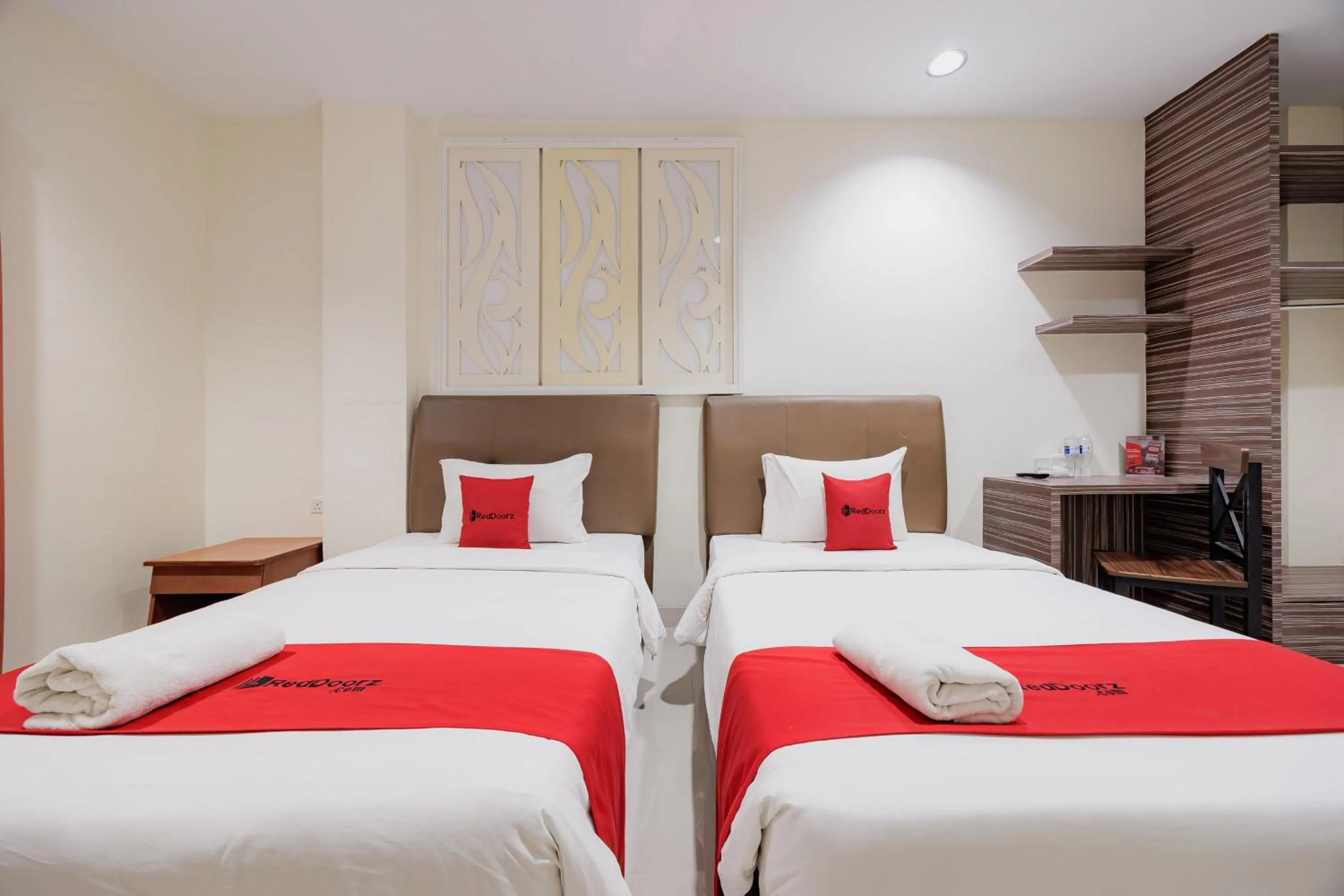 Twin Room in RedDoorz Plus near Ferry Terminal Batam Center