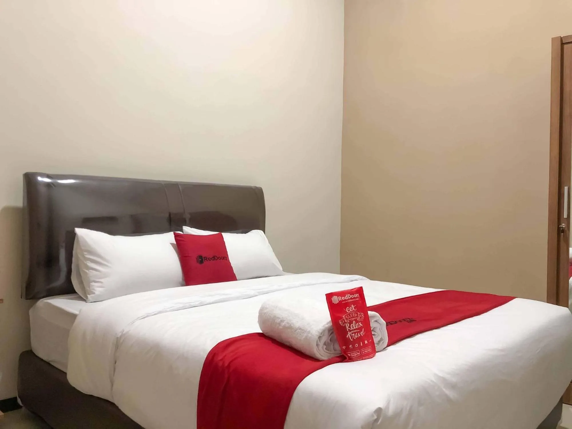 Junior Suite in RedDoorz Syariah @ Jl. Cengger Ayam Dalam