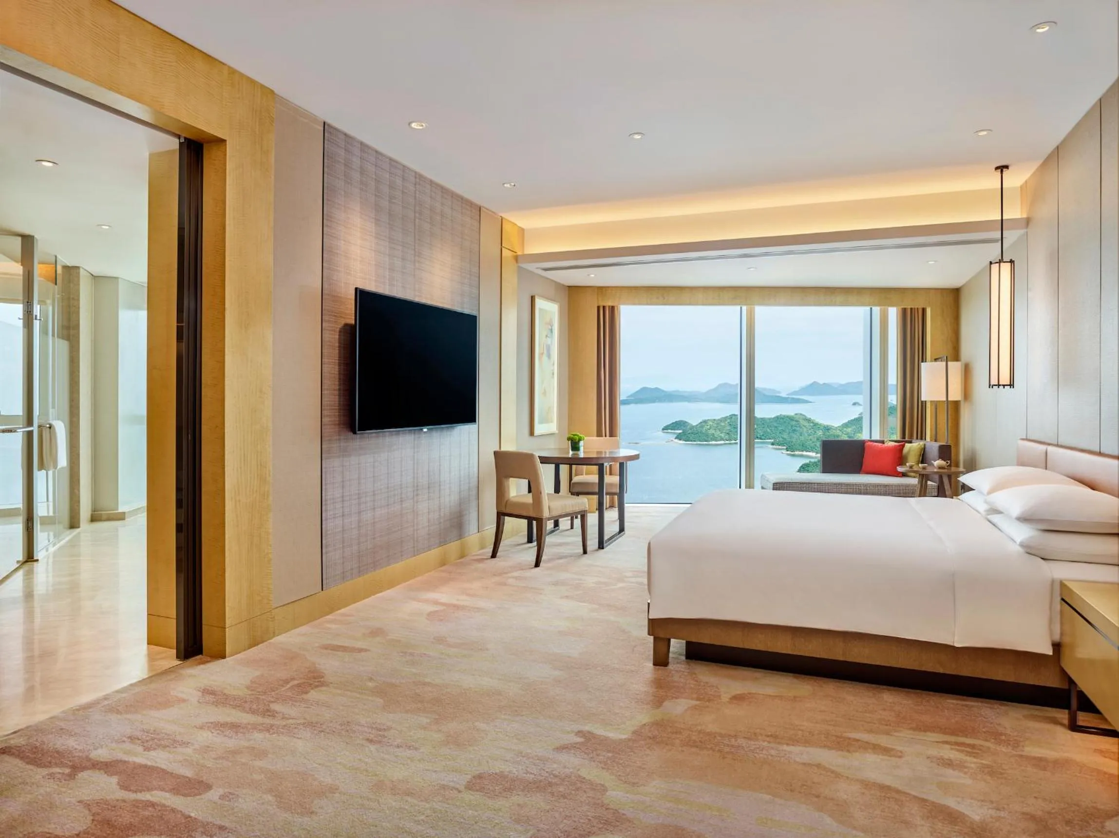 Deluxe King Room with Ocean View in Hyatt Regency Shenzhen Yantian