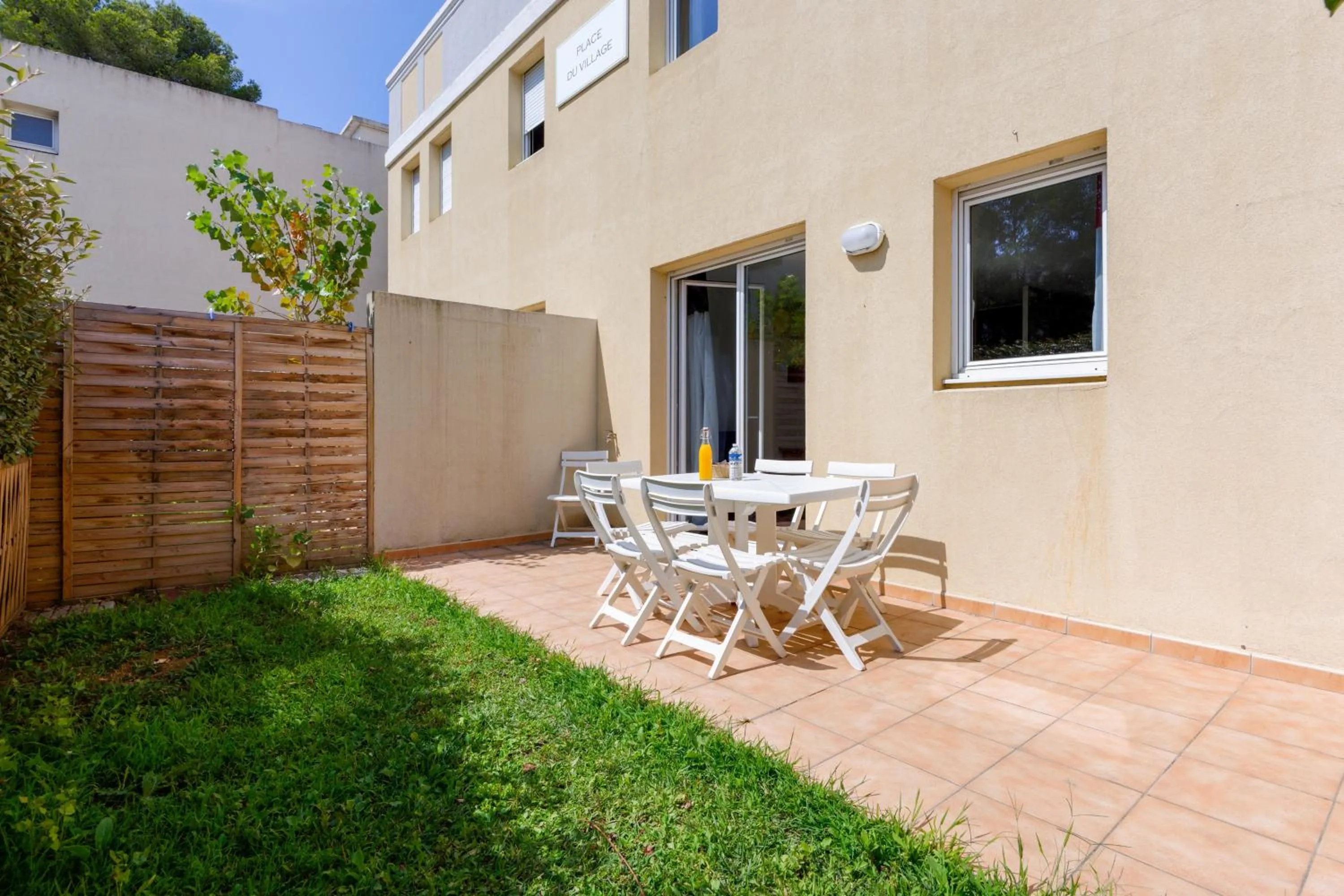 Three-Bedroom Apartment in Comfort Aparthotel Six-Fours