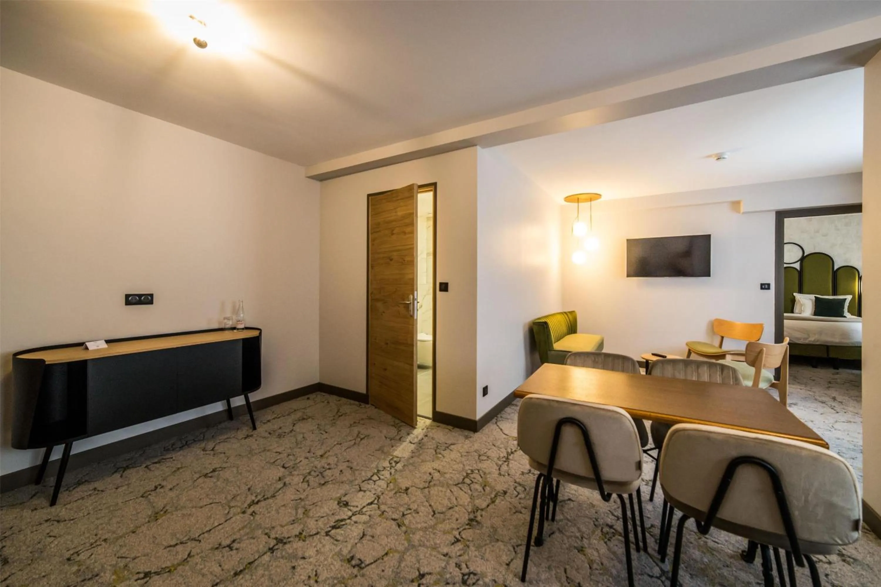 King Room with Sofa Bed in Best Western Le Relais du Vigneron