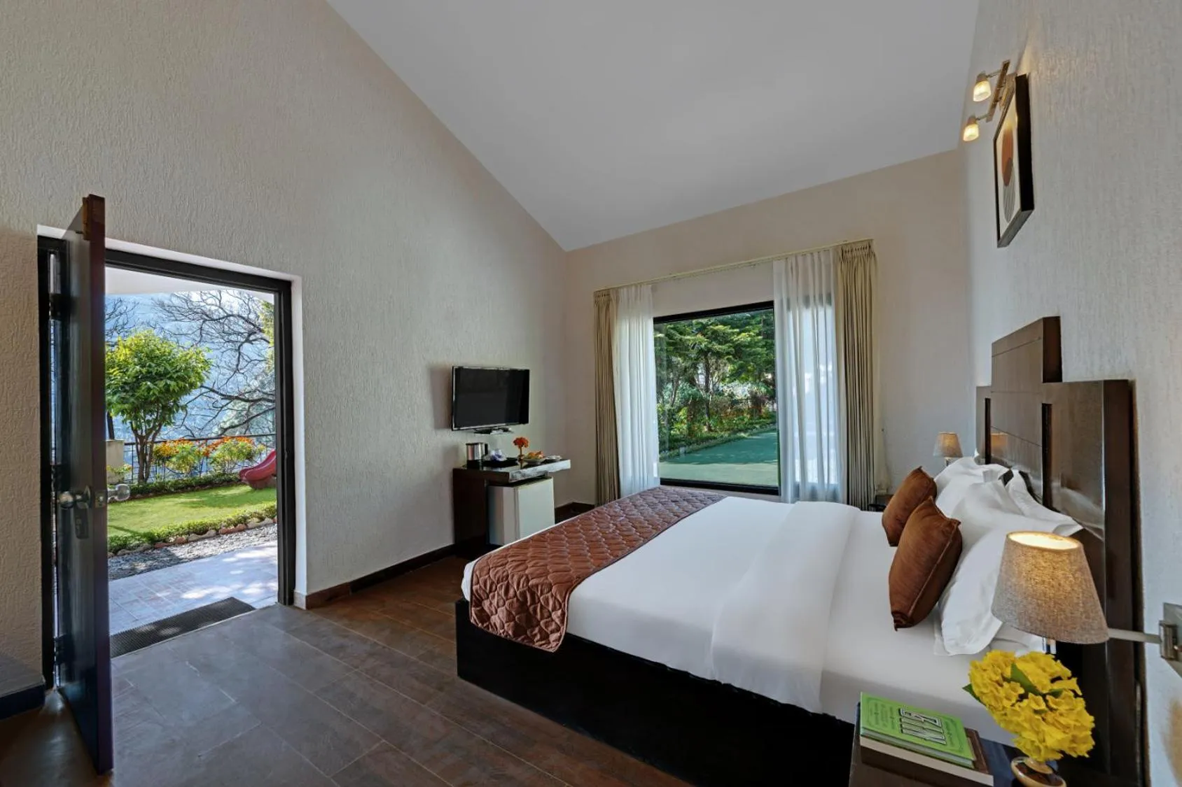 Family Double Room in 8fold-Pinecrest By LaRiSa, Bhimtal