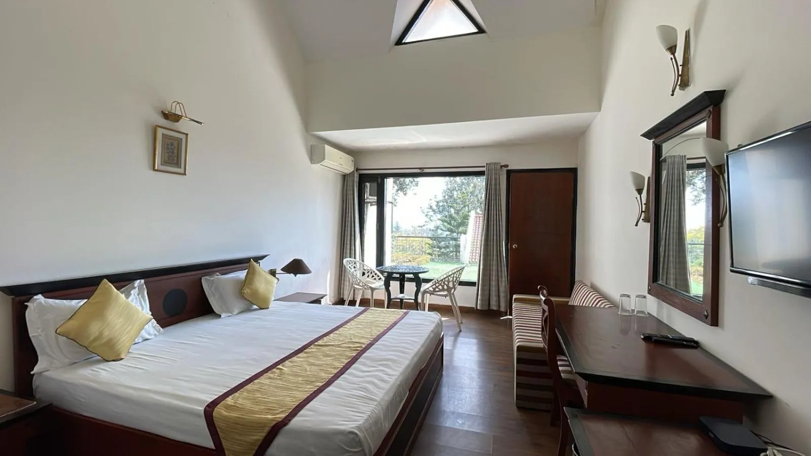 Double Room with Mountain View in 8fold-Pinecrest By LaRiSa, Bhimtal
