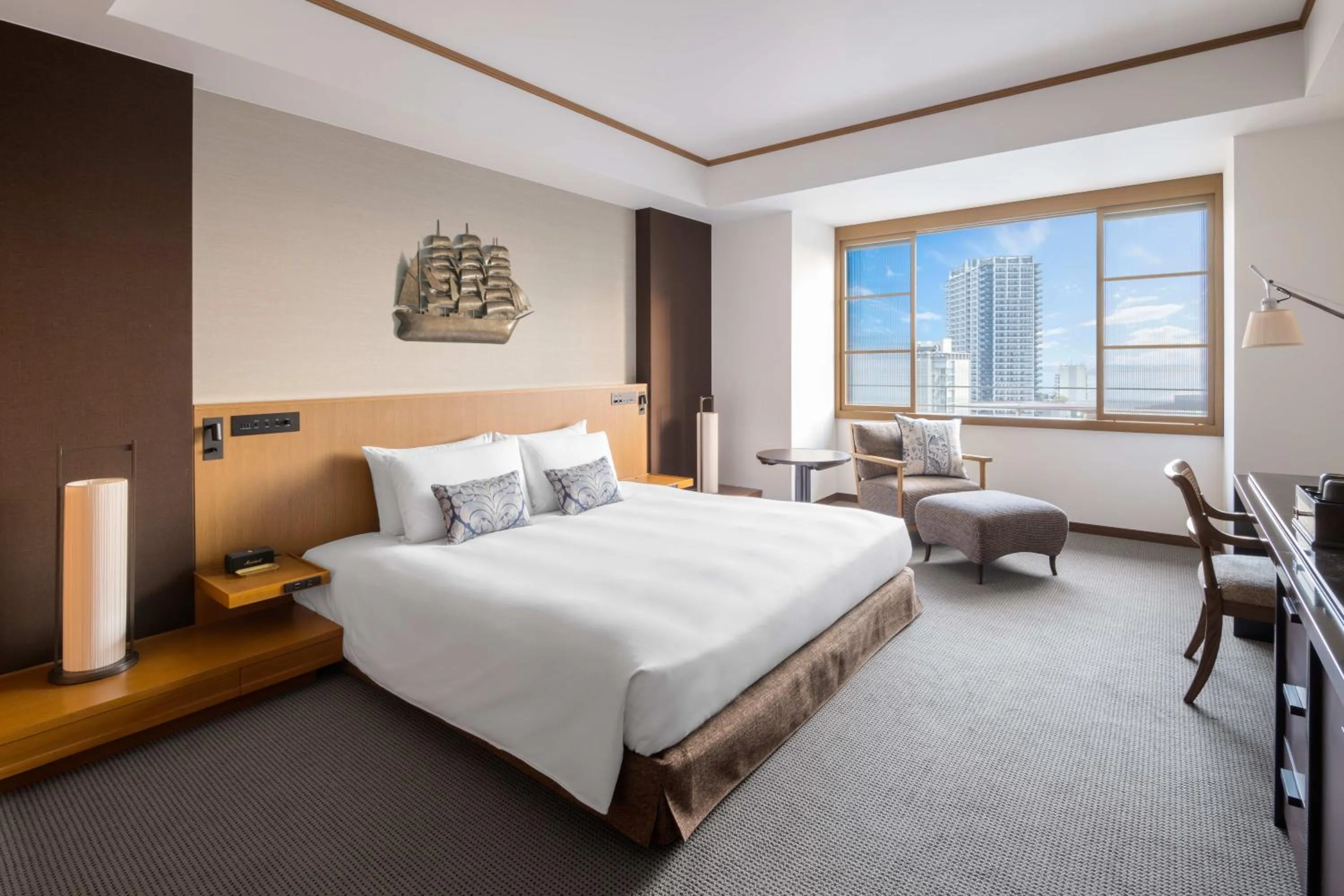 Oriental King Room - Harbor Side in Oriental Hotel