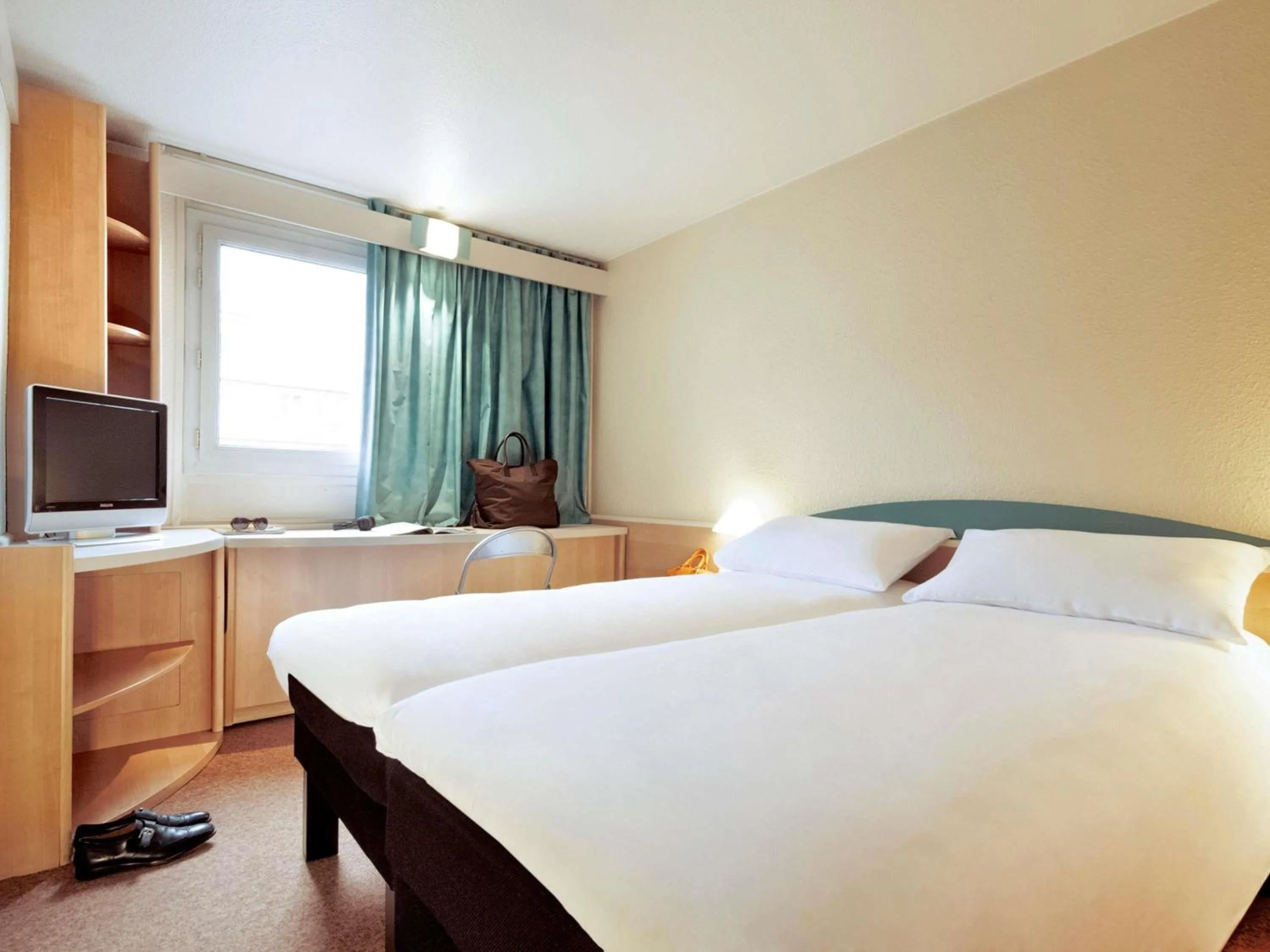 Standard Twin Room in ibis Tours Sud