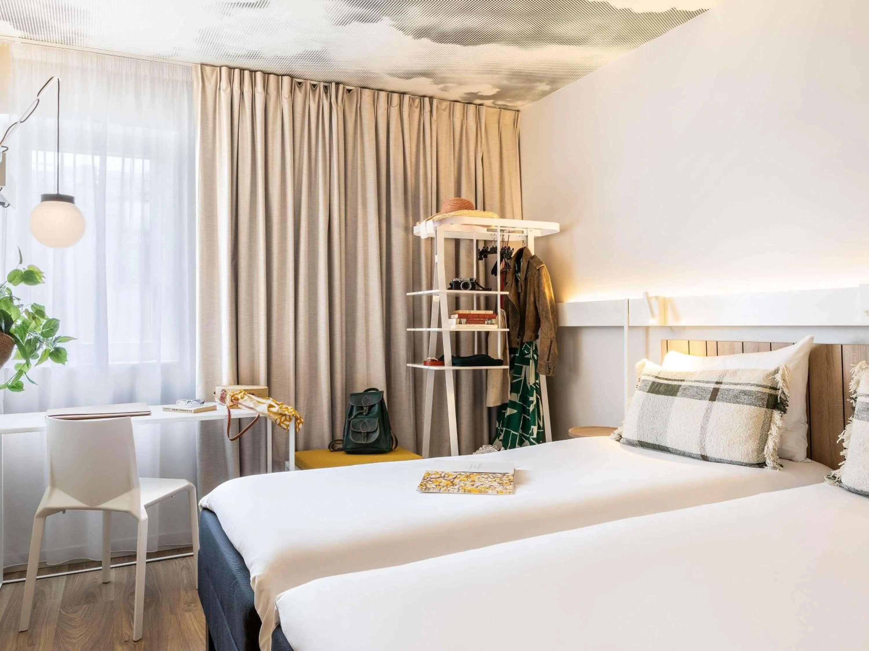 Standard Twin Room in ibis Maine Montparnasse