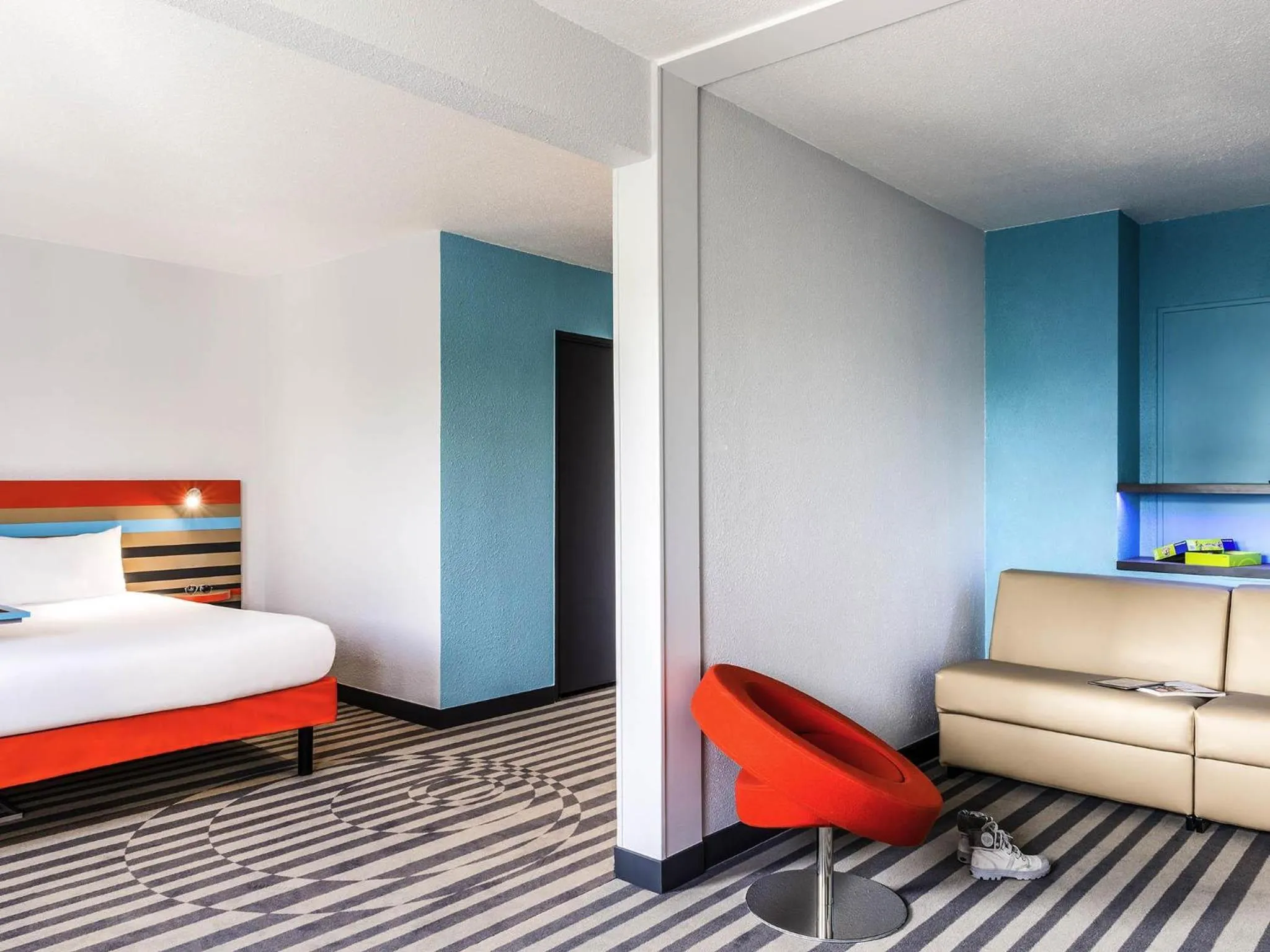 Standard Family Suite with One Double Bed and Sofa in ibis Styles Antony Paris Sud