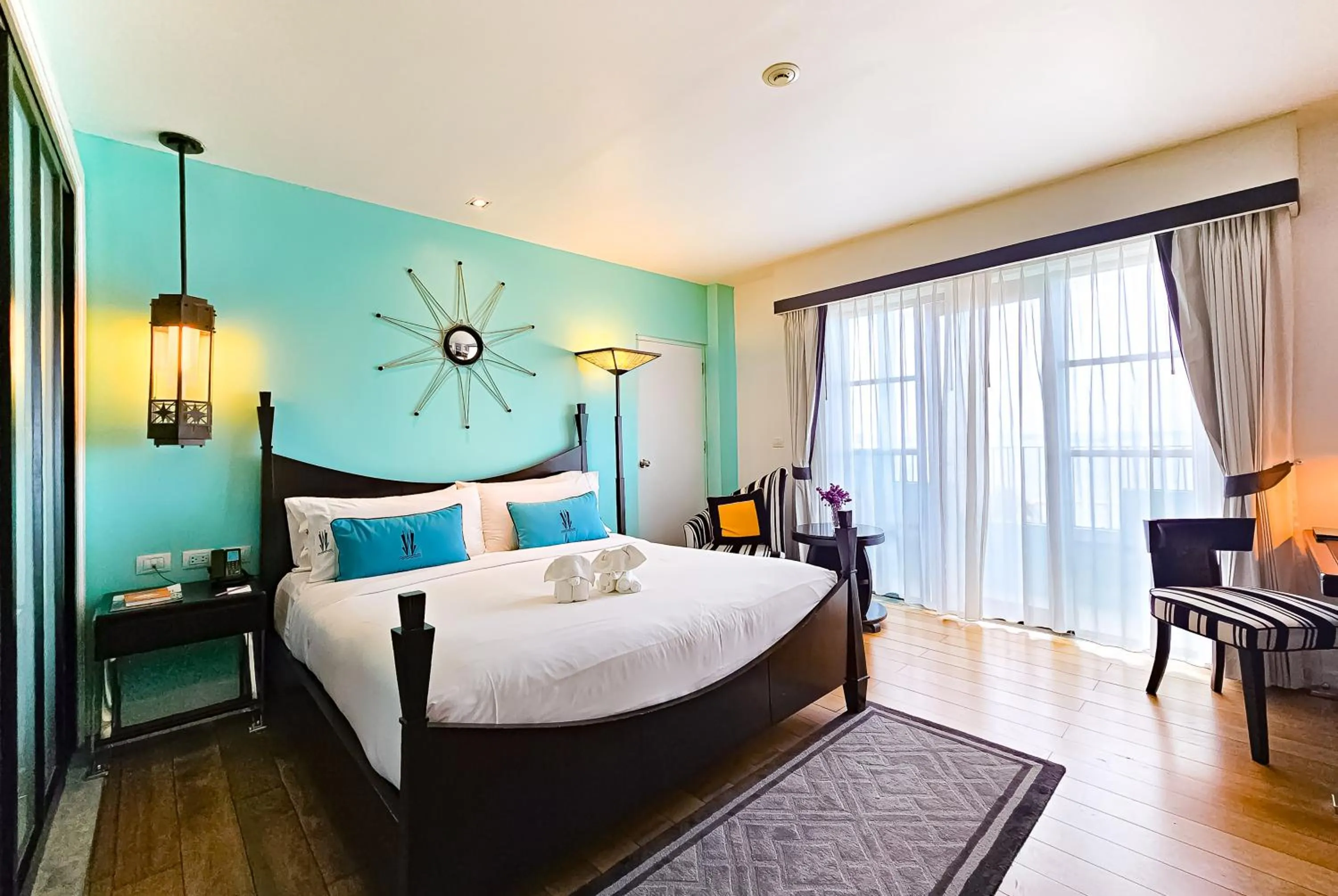 Sunset King Room with Sea View in Wave Hotel Pattaya