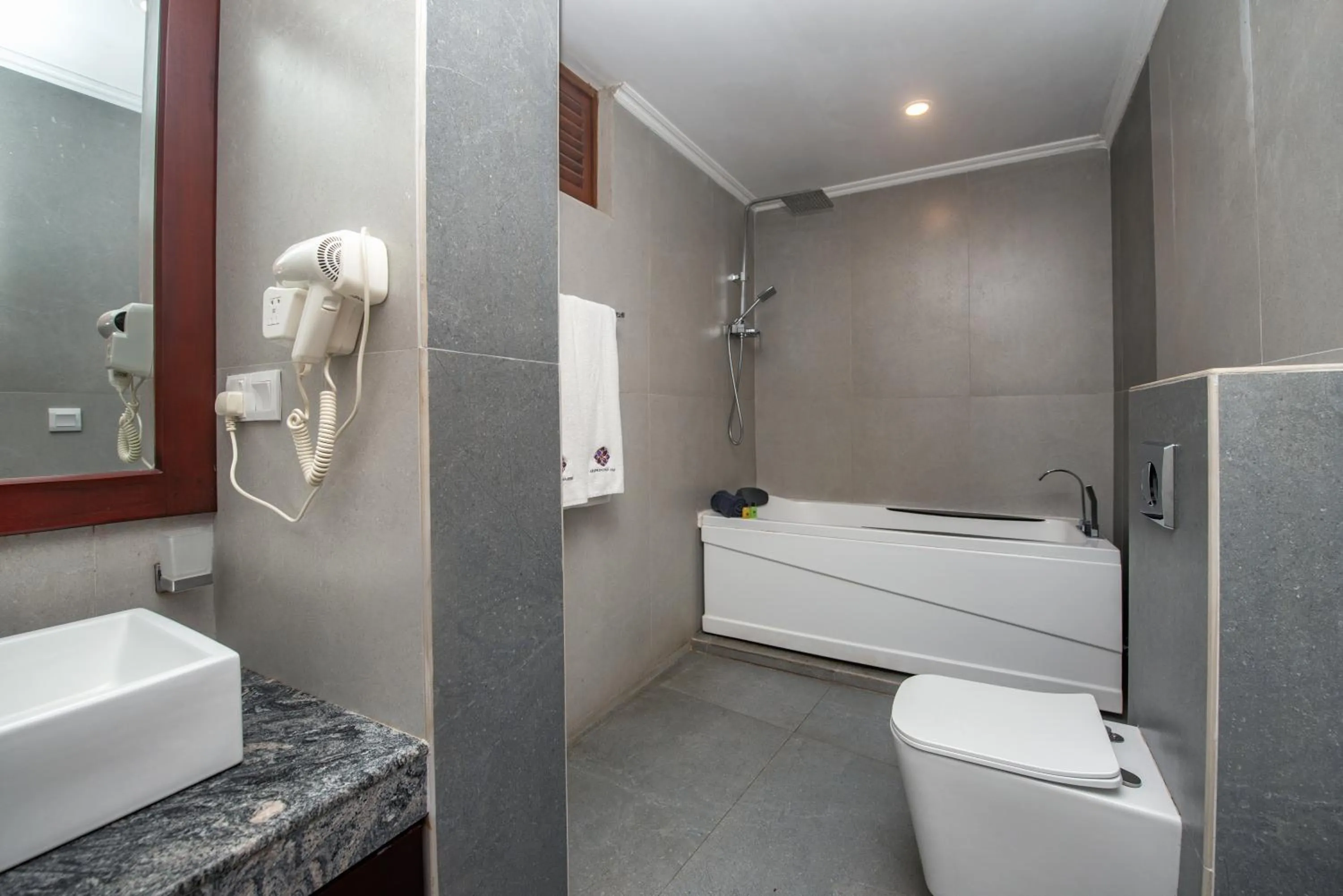 Deluxe Double Room with Bath in Ceyloni Panorama Resort