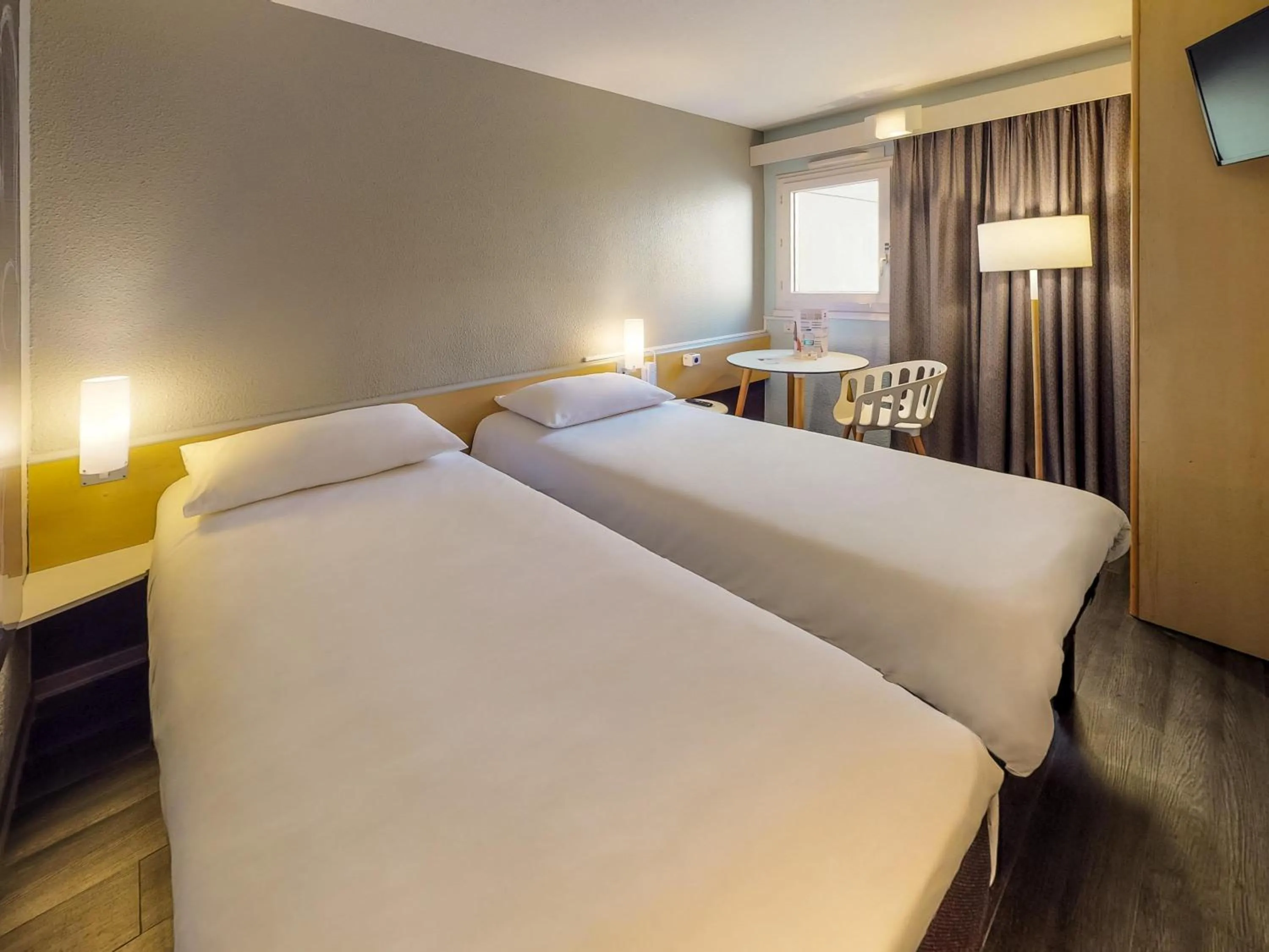 Standard Twin Room in ibis Thonon Centre