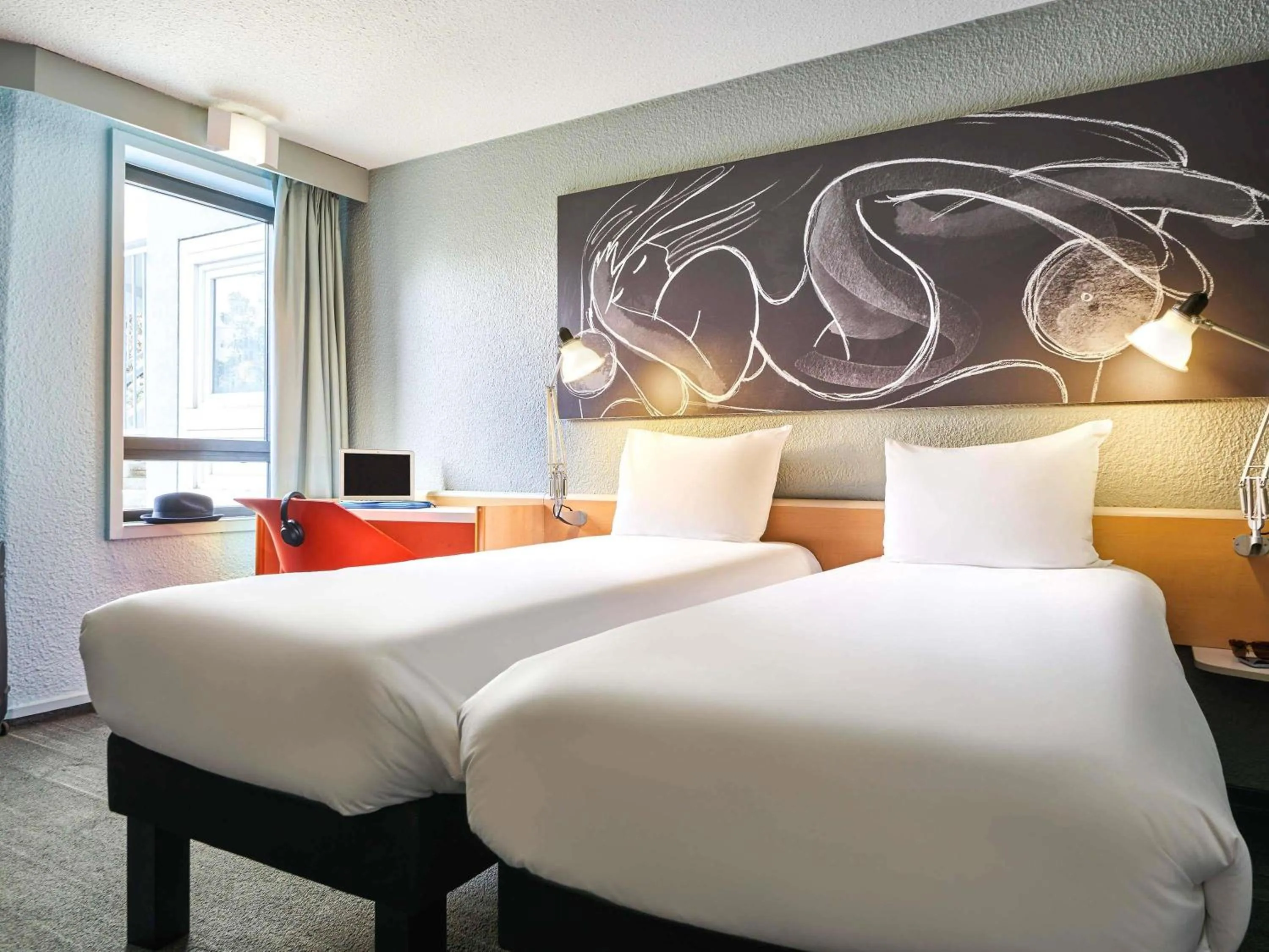 Standard Twin Room in ibis Paris La Villette Cité des Sciences 19ème