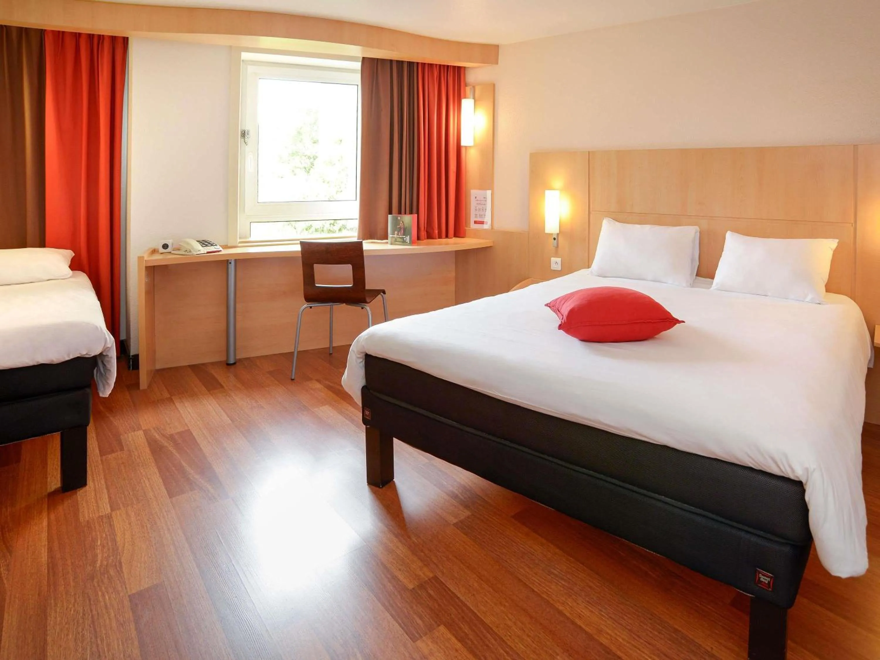 Standard Room with One Double Bed and One Single Bed - Mobility Access in ibis Toulouse Centre