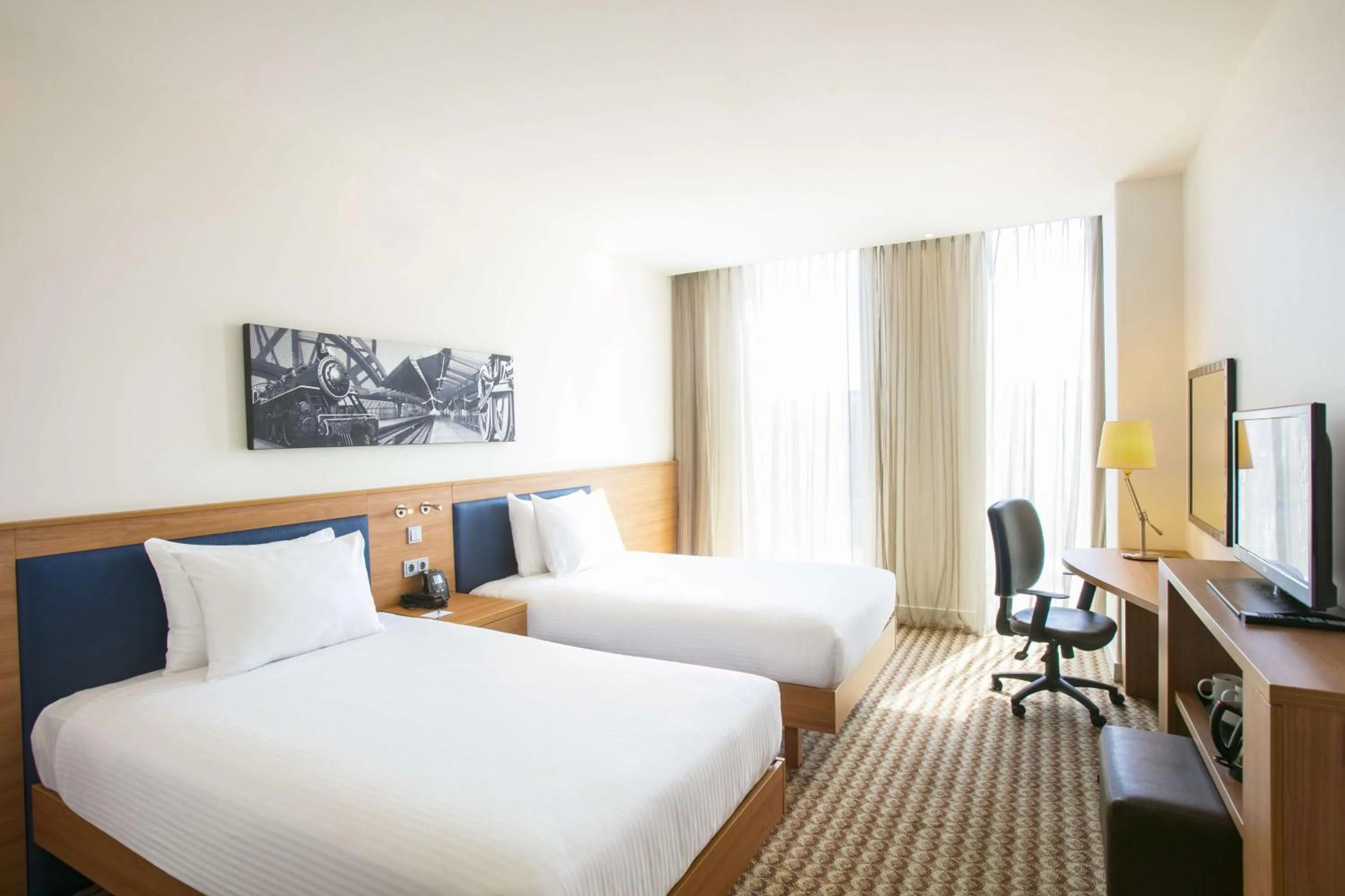 Queen Room with Two Queen Beds in Hampton By Hilton Amsterdam Arena Boulevard