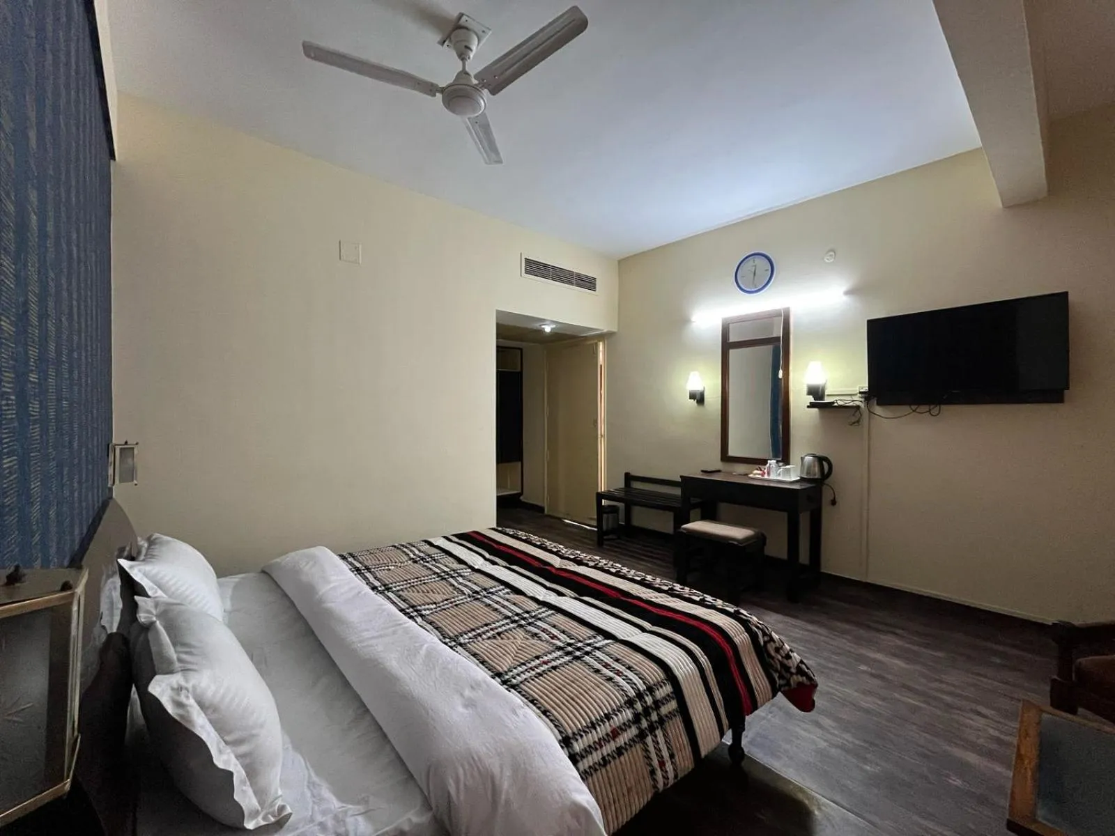 Super Deluxe Room in Gautam Hotel